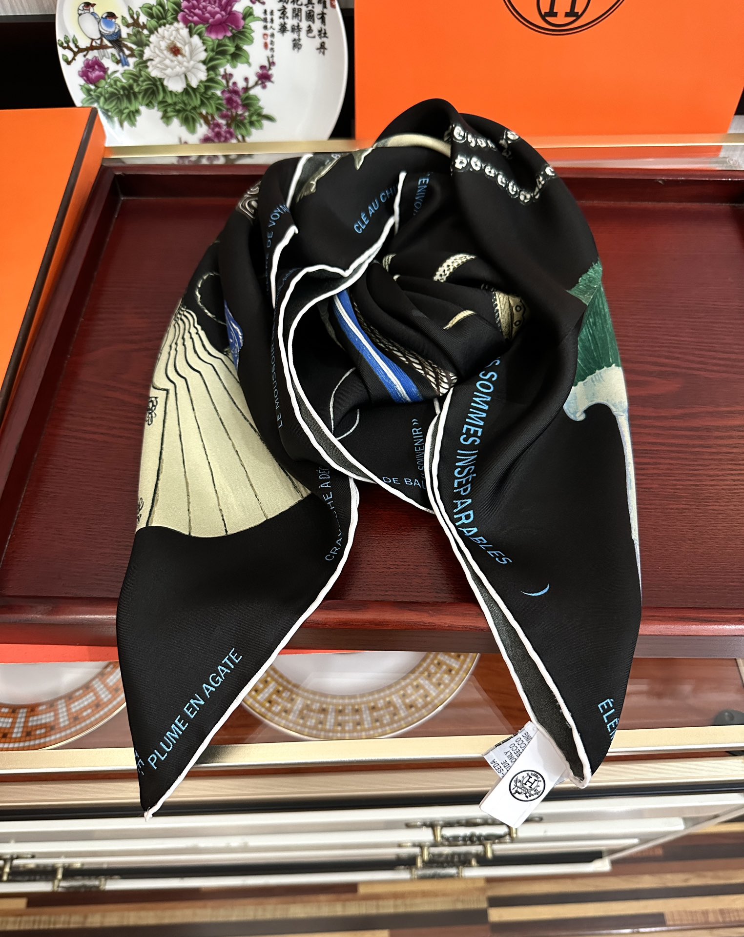 🔥 最新款 HERMES 重磅[庆祝]【形影相随】方巾[嘴唇]精简时髦，品质感很显好[得意]好搭到上瘾的