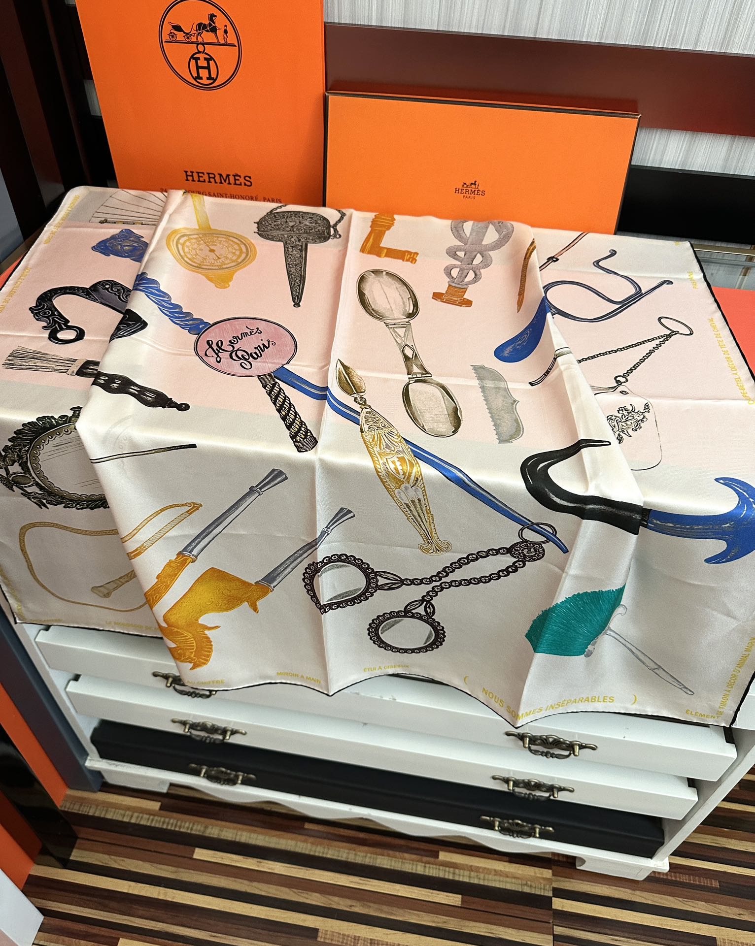 🔥 最新款 HERMES 重磅[庆祝]【形影相随】方巾[嘴唇]精简时髦，品质感很显好[得意]好搭到上瘾的