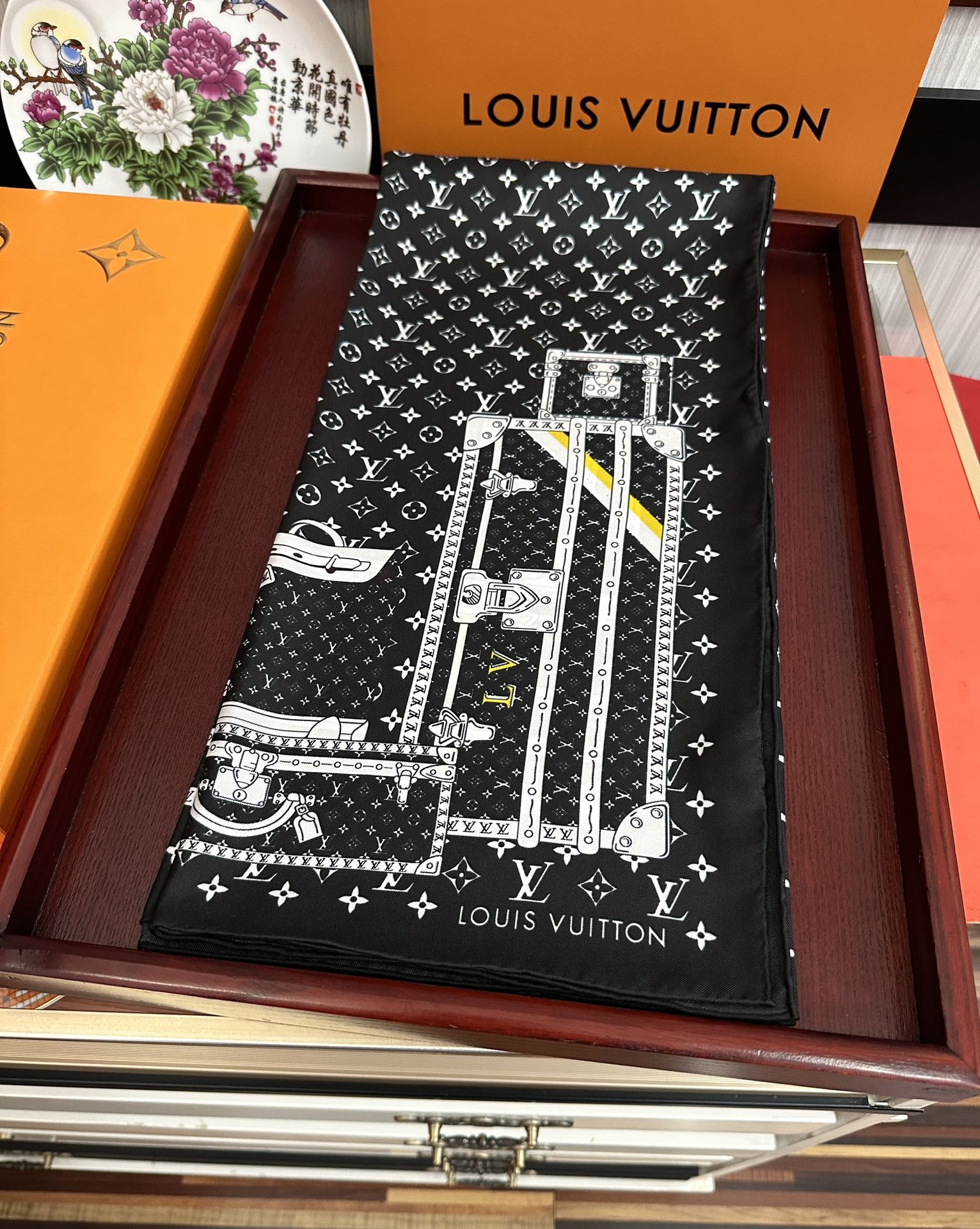 上新2025 最新款LV🌟【经典款式】真丝方巾，买了都说好👍下手一定要快【高端 大爱❤️女人尤物 】货极