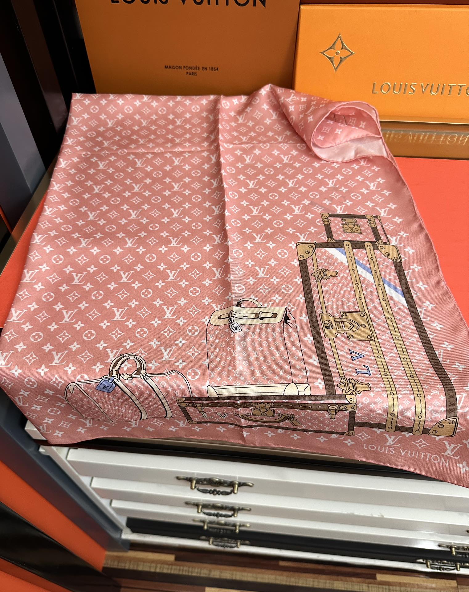 上新2025 最新款LV🌟【经典款式】真丝方巾，买了都说好👍下手一定要快【高端 大爱❤️女人尤物 】货极