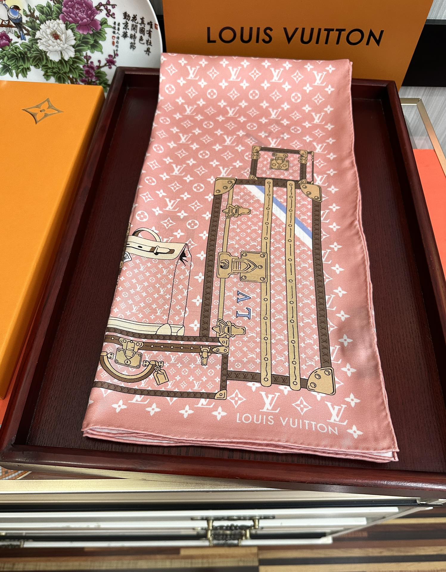 上新2025 最新款LV🌟【经典款式】真丝方巾，买了都说好👍下手一定要快【高端 大爱❤️女人尤物 】货极