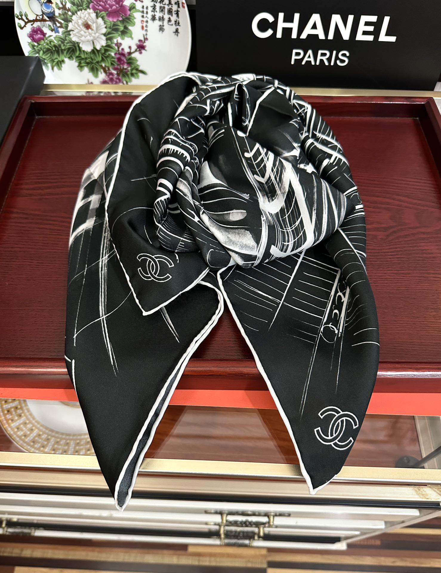 🔥新款 香奈 今年的爆款 这款必入丝巾 官网同步 的图案是巴黎大皇宫中被命名为“Gabrielle Ch