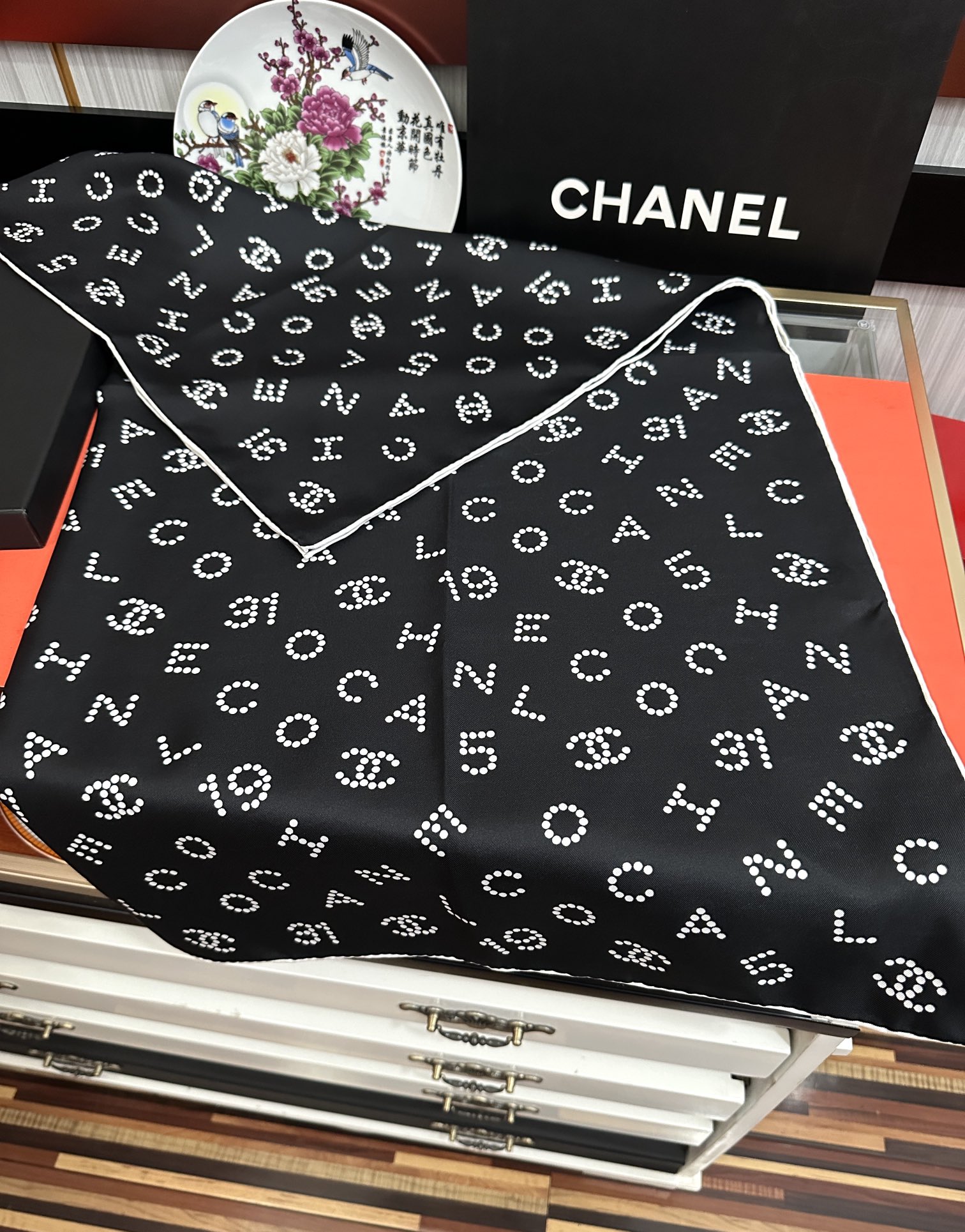 🔥 香奈儿 官网同步【双面同色 18姆米】 高版本👍香奶奶永远都是比较经典[發]一条印有字母Logo交织