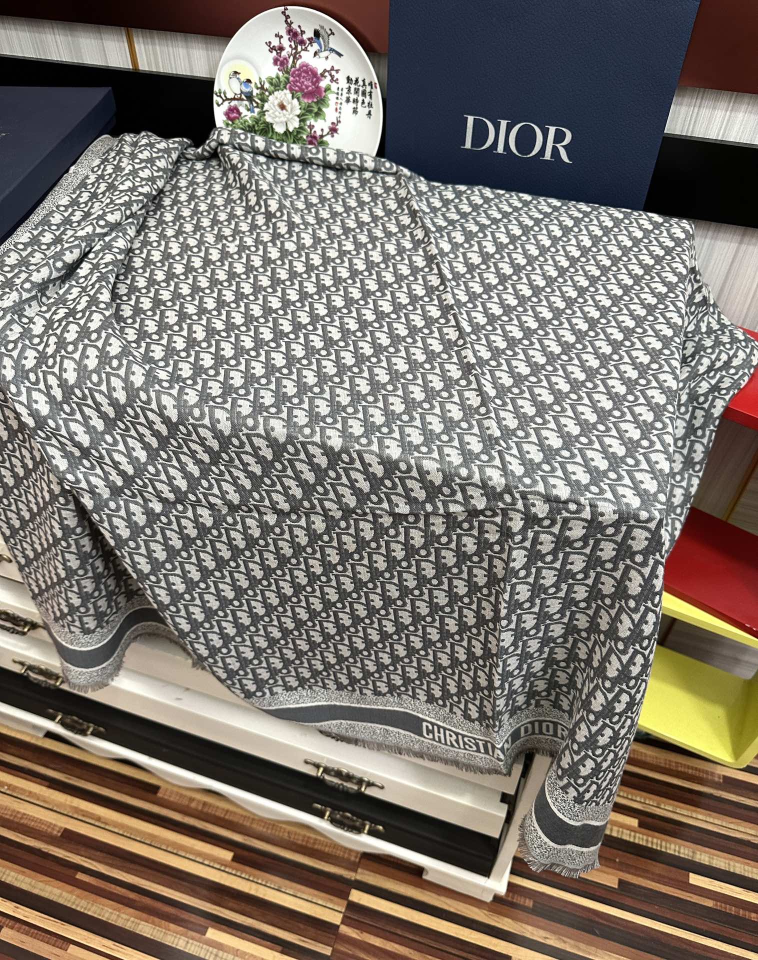 爆款🔥迪奥 2025最新的专柜款【D字母印花】羊绒方巾 💟 日常都非常好搭配的款😍一看到就想去买[得意]