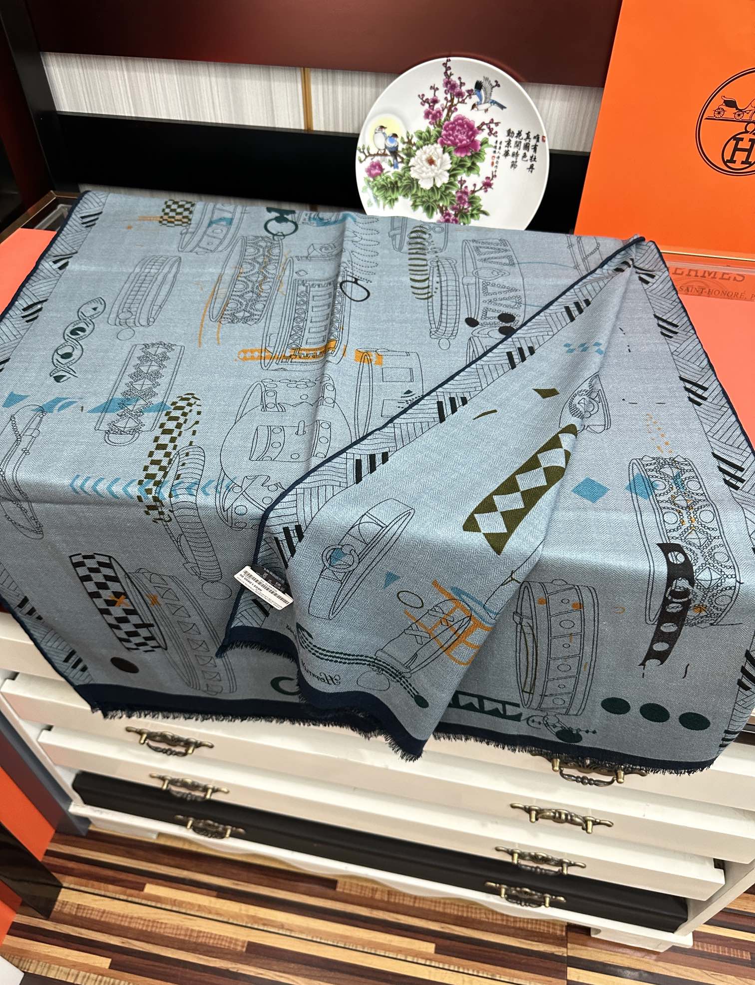 新款爱马士🔥双面同色印花[吃瓜]四季都可以用真心美的让人非常非上身效果简直美翻了 品质非常完美👍整个围巾