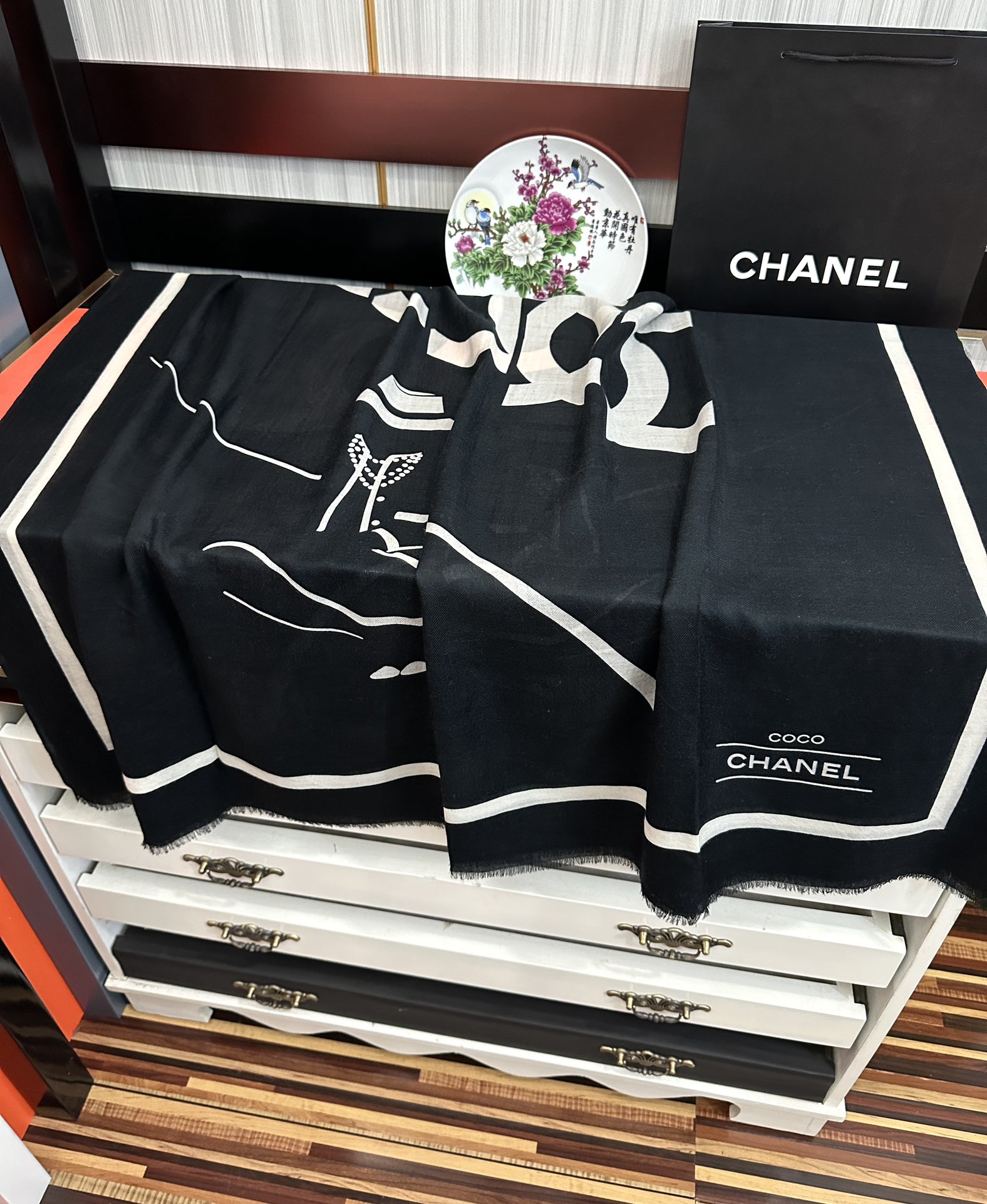 🔥 香奈儿 经典优雅Coco风[礼物]~气质到骨子里[色]香奶奶新一季的面料超高级，真心超级柔软，丝丝顺
