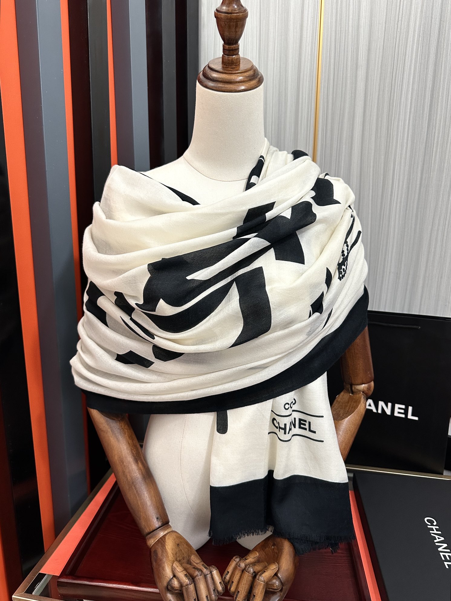 🔥 香奈儿 经典优雅Coco风[礼物]~气质到骨子里[色]香奶奶新一季的面料超高级，真心超级柔软，丝丝顺