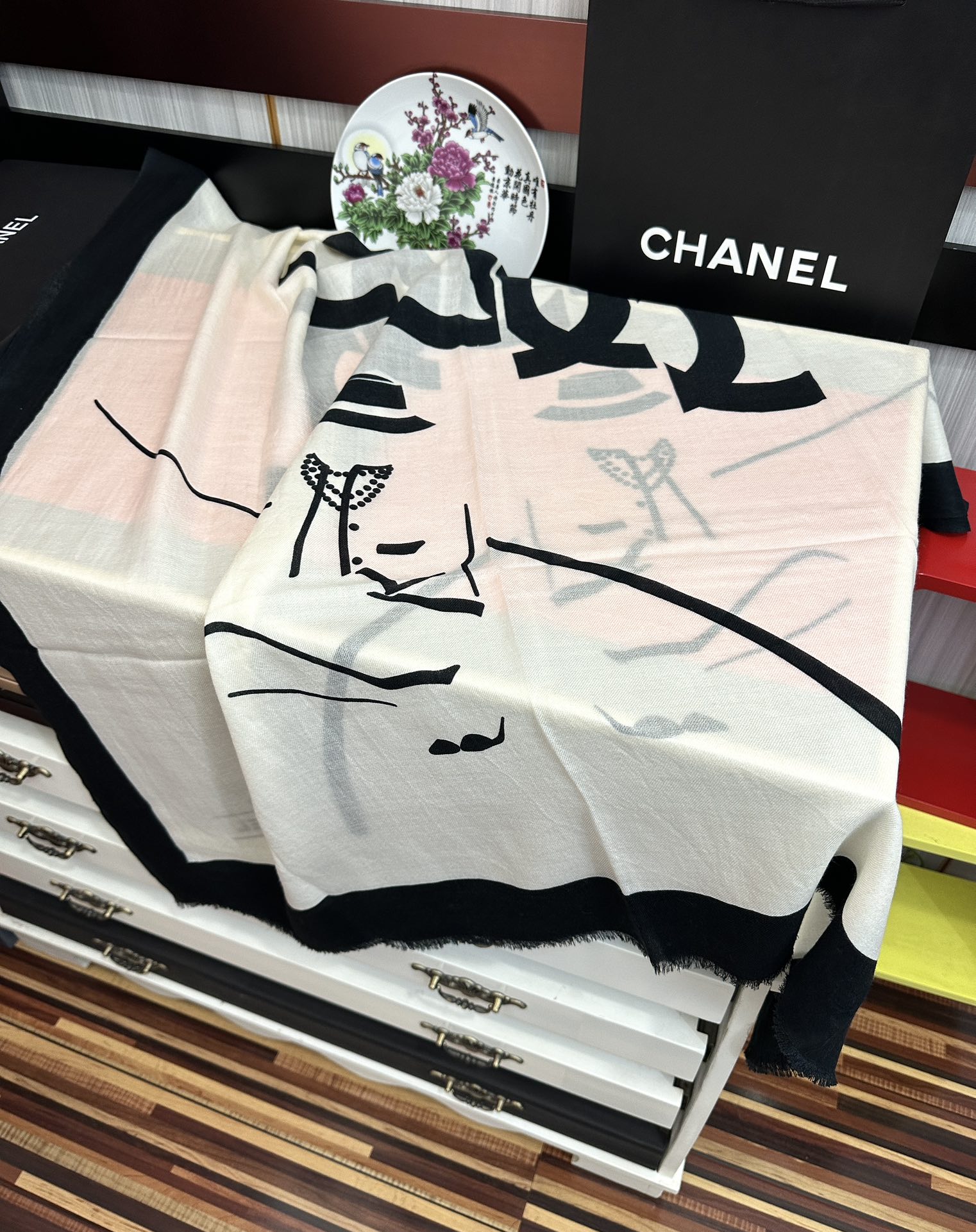 🔥 香奈儿 经典优雅Coco风[礼物]~气质到骨子里[色]香奶奶新一季的面料超高级，真心超级柔软，丝丝顺
