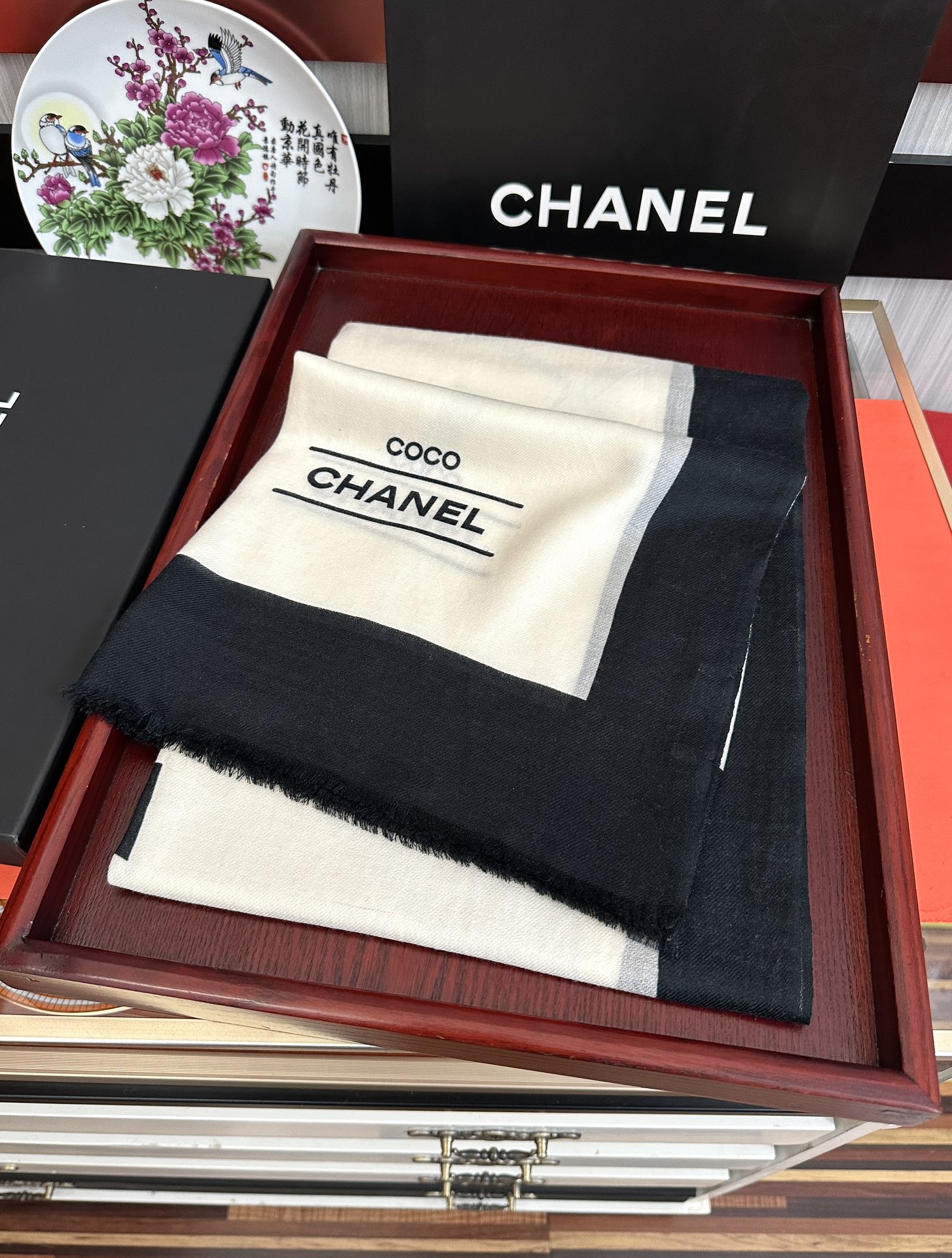 🔥 香奈儿 经典优雅Coco风[礼物]~气质到骨子里[色]香奶奶新一季的面料超高级，真心超级柔软，丝丝顺