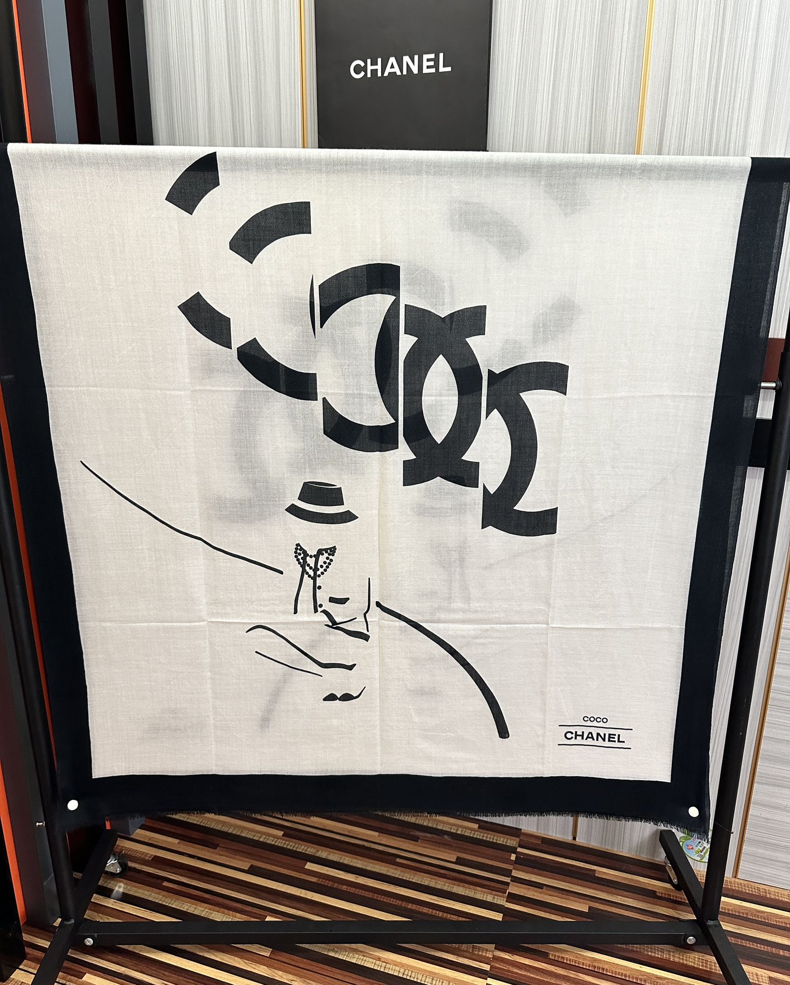 🔥 香奈儿 经典优雅Coco风[礼物]~气质到骨子里[色]香奶奶新一季的面料超高级，真心超级柔软，丝丝顺