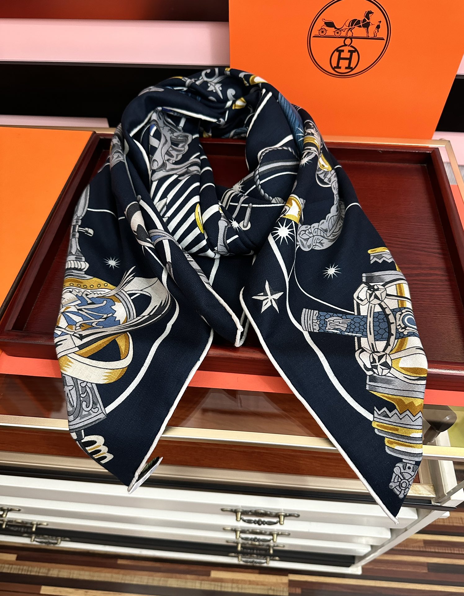 。新款 爱马仕 官网同步【星辰合唱曲】2025秋冬新款[爱心]新一季丝巾采购清单估计各位养马人们已经列好