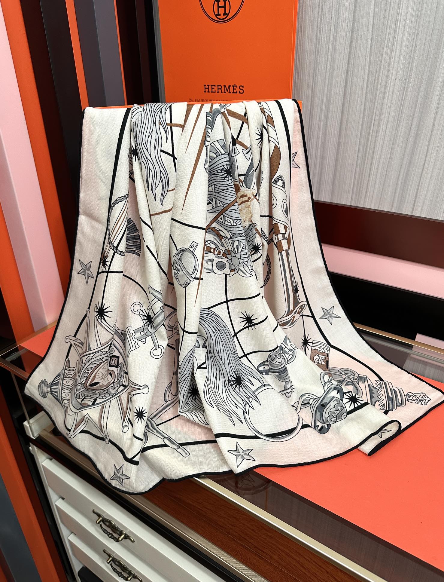 。新款 爱马仕 官网同步【星辰合唱曲】2025秋冬新款[爱心]新一季丝巾采购清单估计各位养马人们已经列好