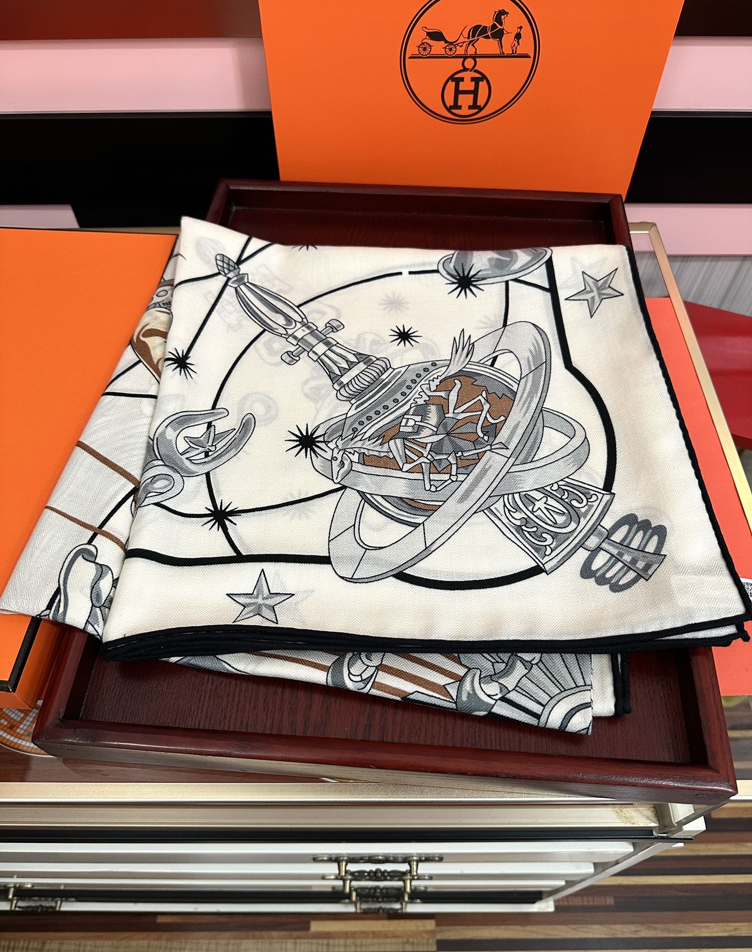 。新款 爱马仕 官网同步【星辰合唱曲】2025秋冬新款[爱心]新一季丝巾采购清单估计各位养马人们已经列好