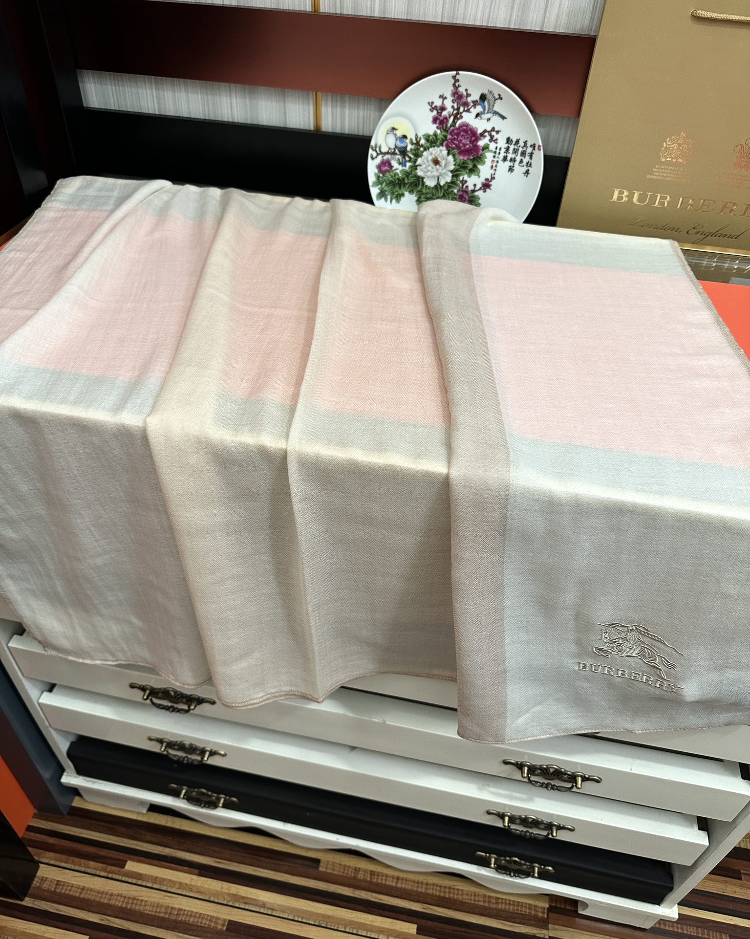 上新🔥 巴宝莉👍采用内蒙古山羊绒，重磅推荐🎀太美了👓火爆，人人都喜欢💕时潮人都有好几条巴家围巾放在衣橱，