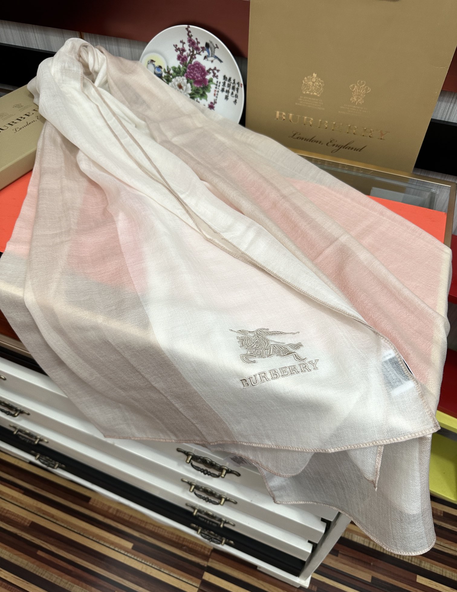 上新🔥 巴宝莉👍采用内蒙古山羊绒，重磅推荐🎀太美了👓火爆，人人都喜欢💕时潮人都有好几条巴家围巾放在衣橱，