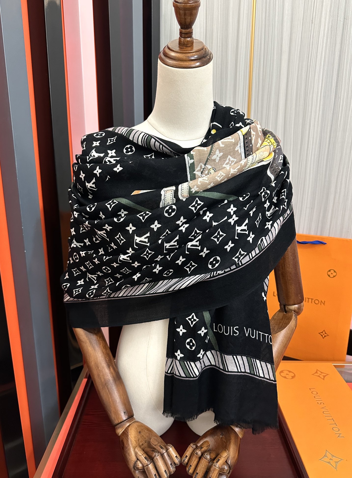 🔥上新L家2025新款最新款‼️顶级设计太美了，真心赞👍【L戒指绒长巾】😘💍实物真心美 🎀披肩配以印花💓