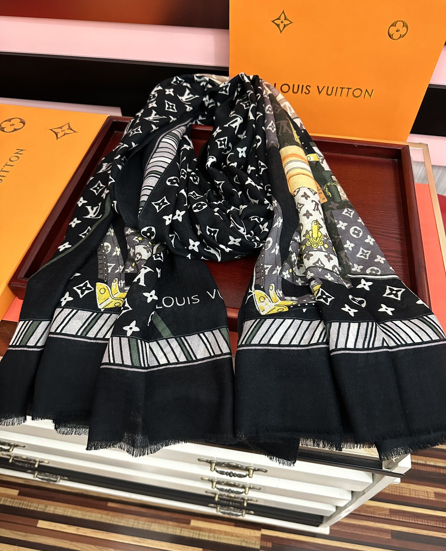 🔥上新L家2025新款最新款‼️顶级设计太美了，真心赞👍【L戒指绒长巾】😘💍实物真心美 🎀披肩配以印花💓