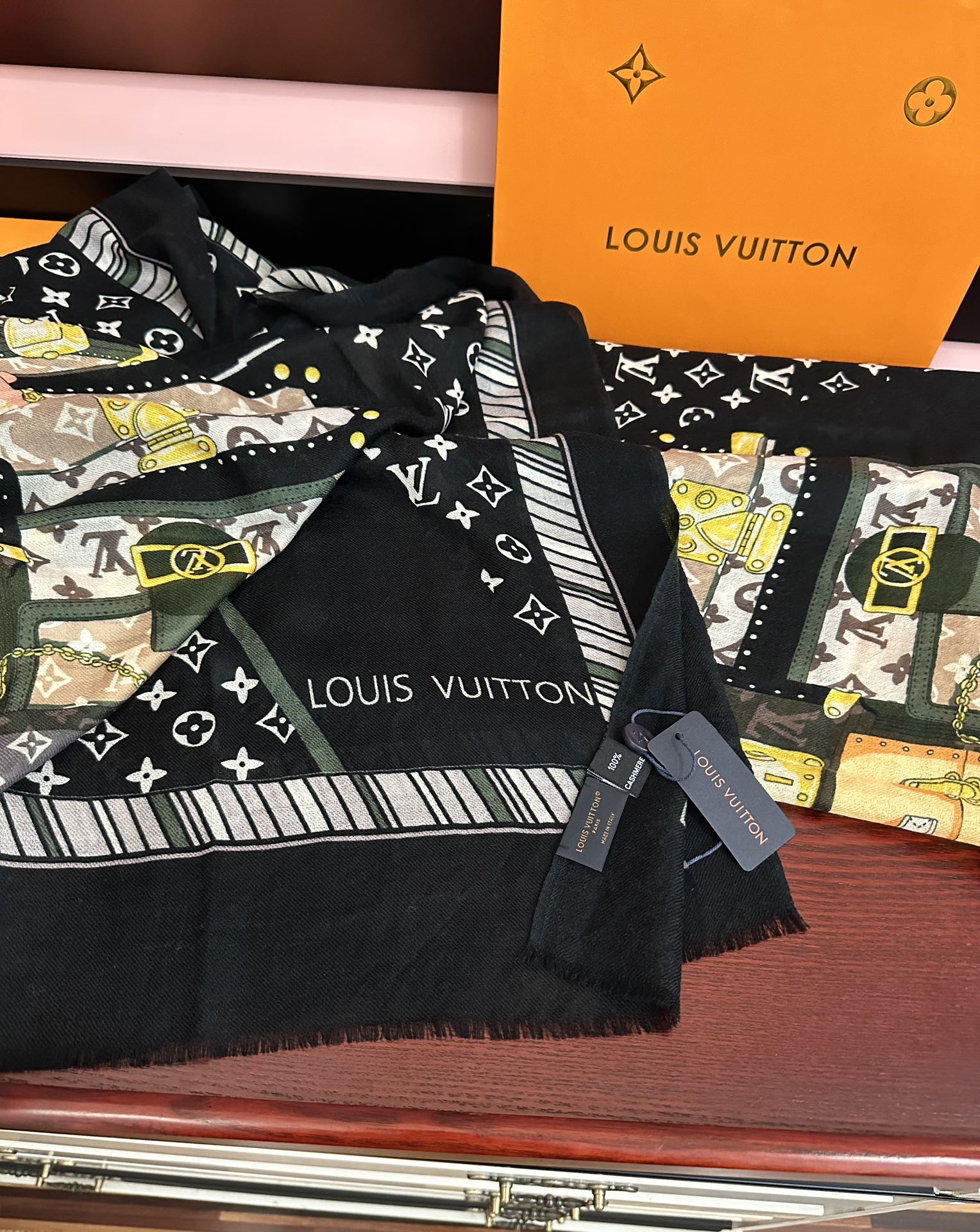 🔥上新L家2025新款最新款‼️顶级设计太美了，真心赞👍【L戒指绒长巾】😘💍实物真心美 🎀披肩配以印花💓