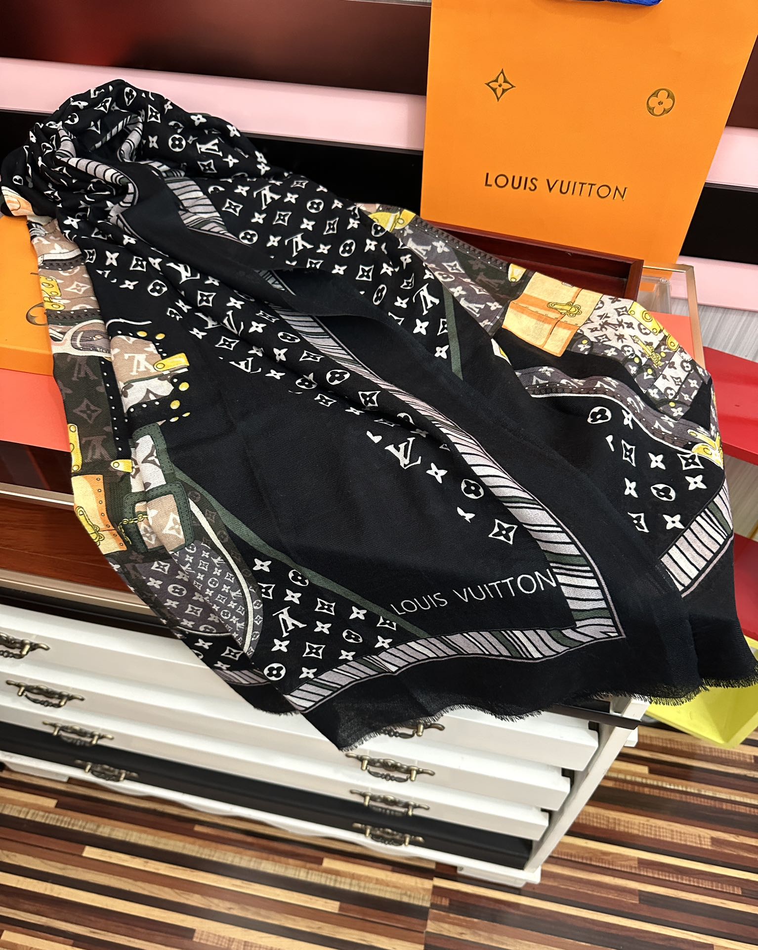 🔥上新L家2025新款最新款‼️顶级设计太美了，真心赞👍【L戒指绒长巾】😘💍实物真心美 🎀披肩配以印花💓