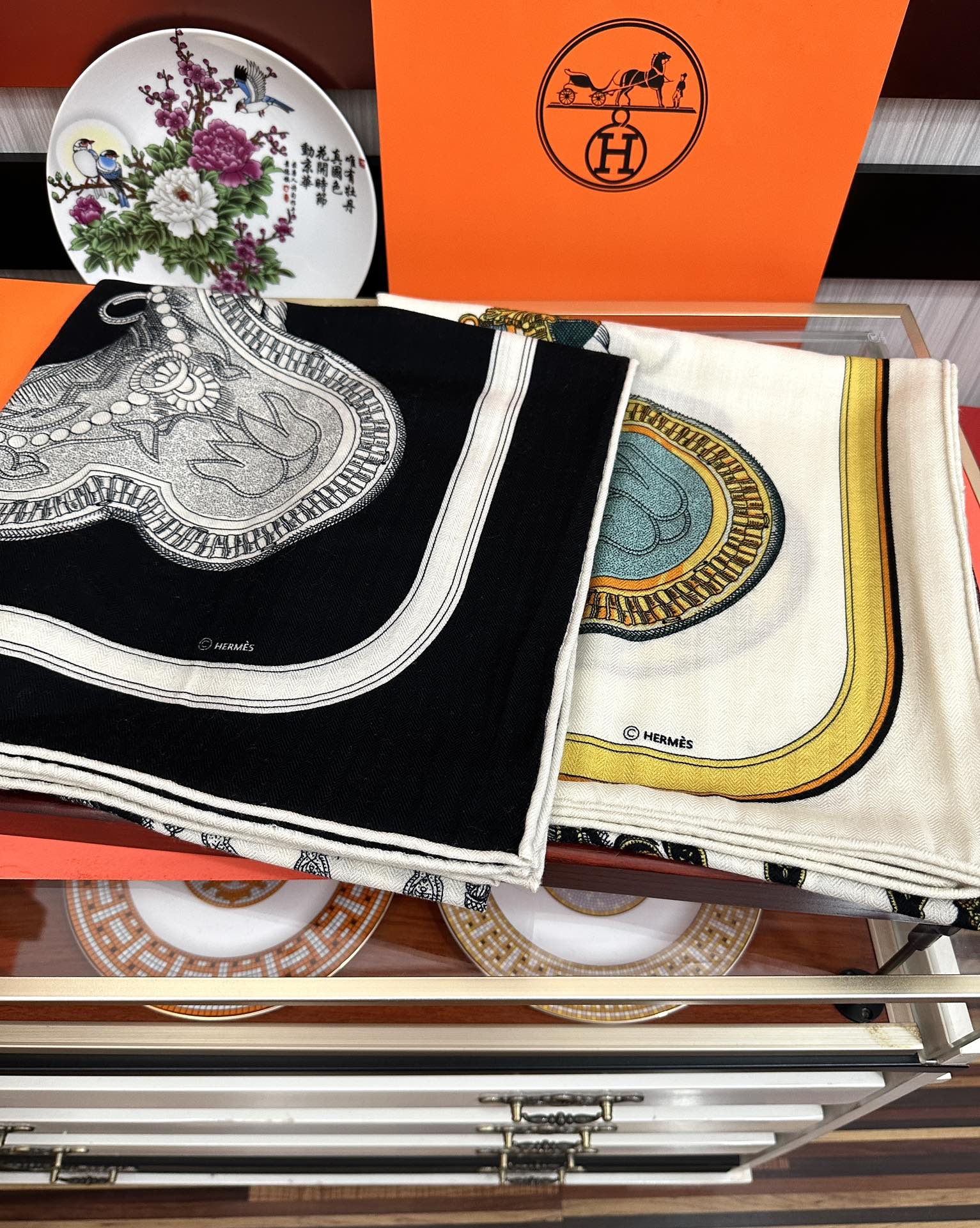 上新。爱马仕❤️2025【双面同色】ZG同步 H家买了都说好看推荐💕顶级工艺超值[太阳]爆款🎁🎁羊绒方巾