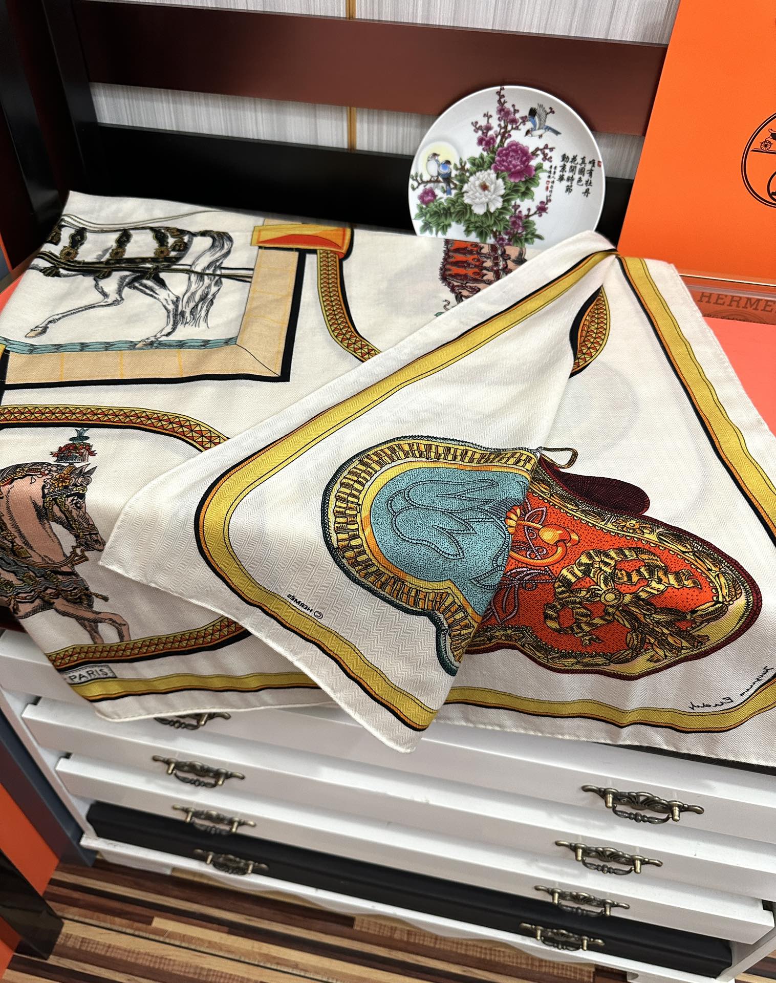 上新。爱马仕❤️2025【双面同色】ZG同步 H家买了都说好看推荐💕顶级工艺超值[太阳]爆款🎁🎁羊绒方巾