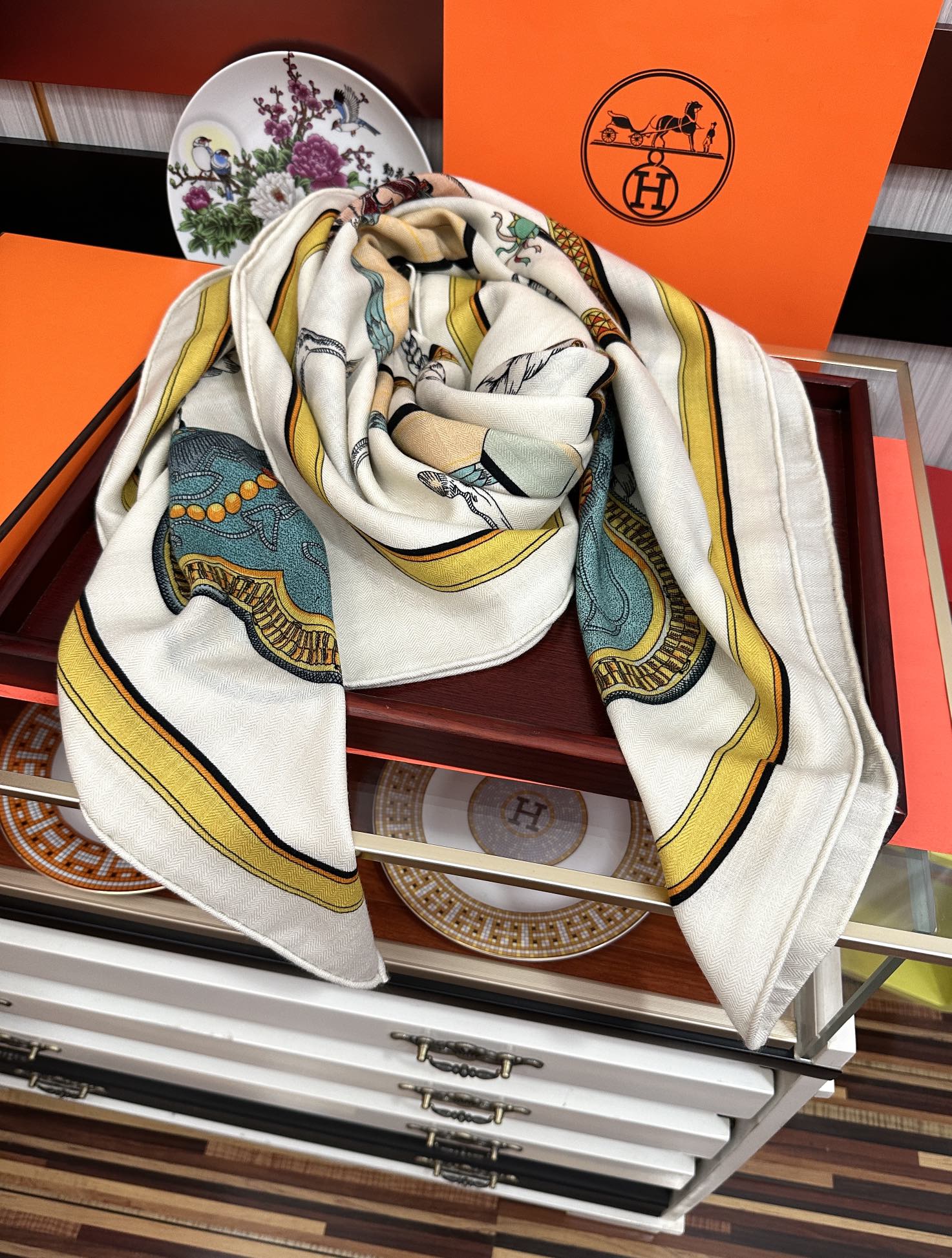 上新。爱马仕❤️2025【双面同色】ZG同步 H家买了都说好看推荐💕顶级工艺超值[太阳]爆款🎁🎁羊绒方巾