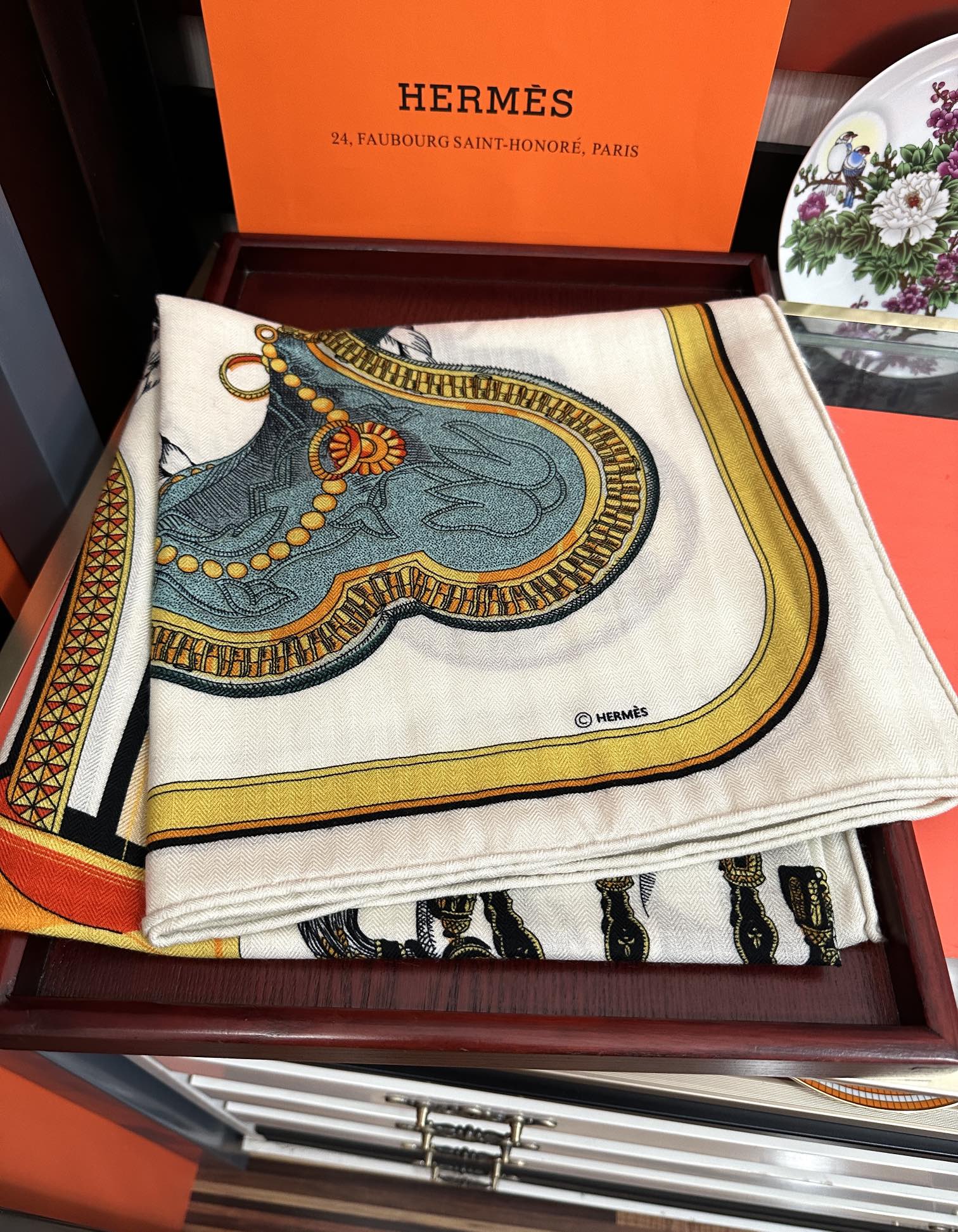 上新。爱马仕❤️2025【双面同色】ZG同步 H家买了都说好看推荐💕顶级工艺超值[太阳]爆款🎁🎁羊绒方巾