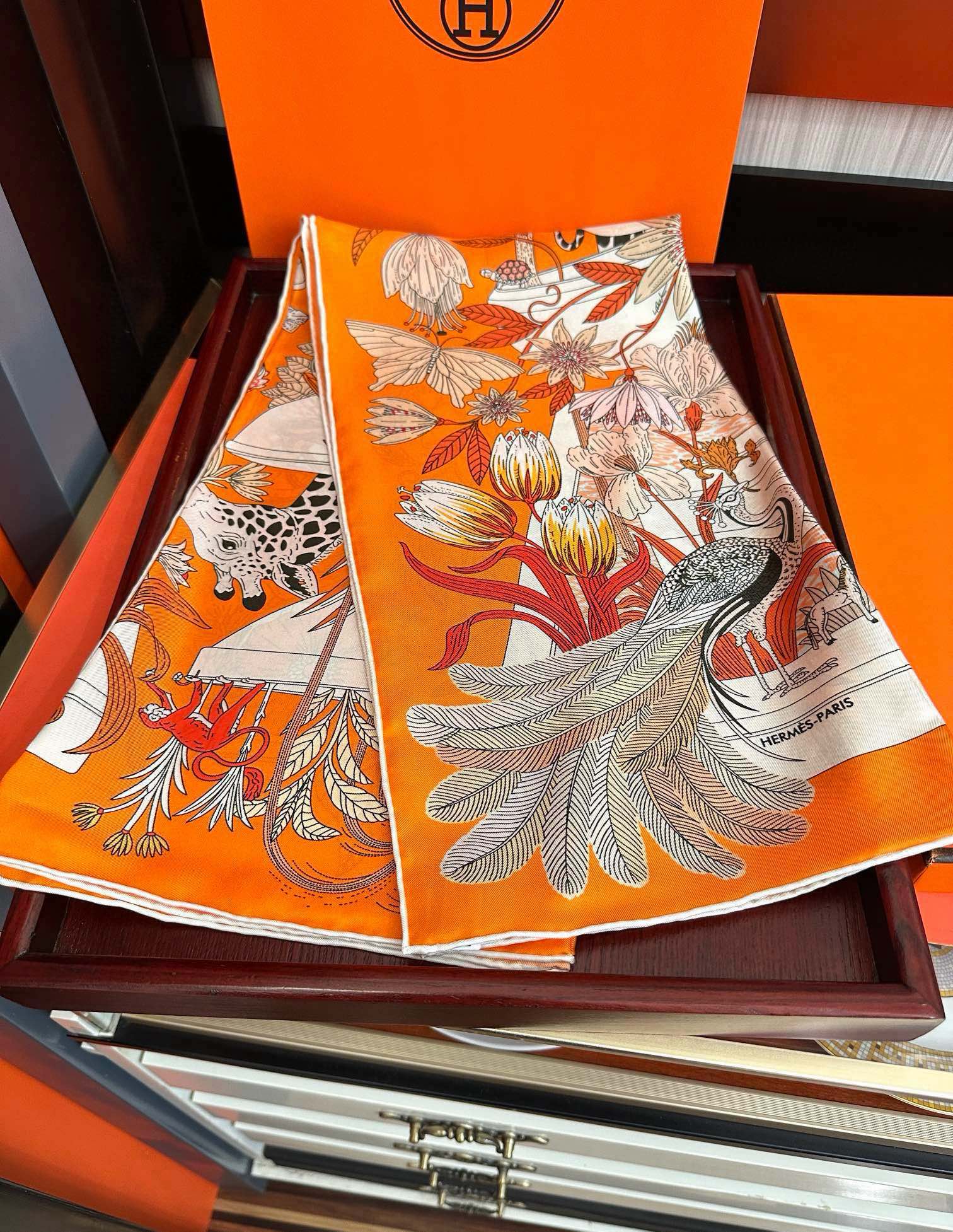 高版本🔥HERMES 【珍奇乐园】[太阳]精致卷边[嘴唇]品质感很显好[得意]好搭到上瘾的丝巾[色]带着