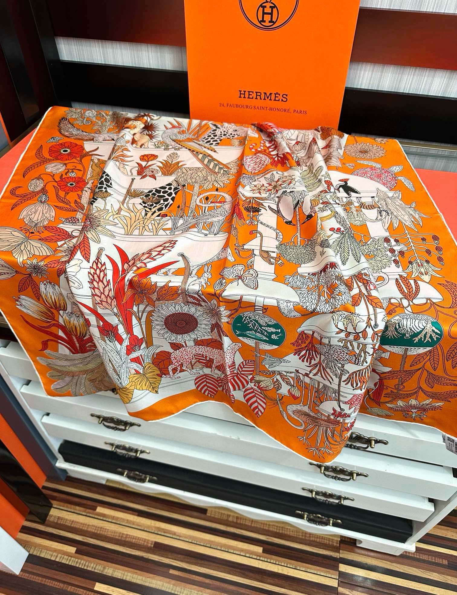 高版本🔥HERMES 【珍奇乐园】[太阳]精致卷边[嘴唇]品质感很显好[得意]好搭到上瘾的丝巾[色]带着