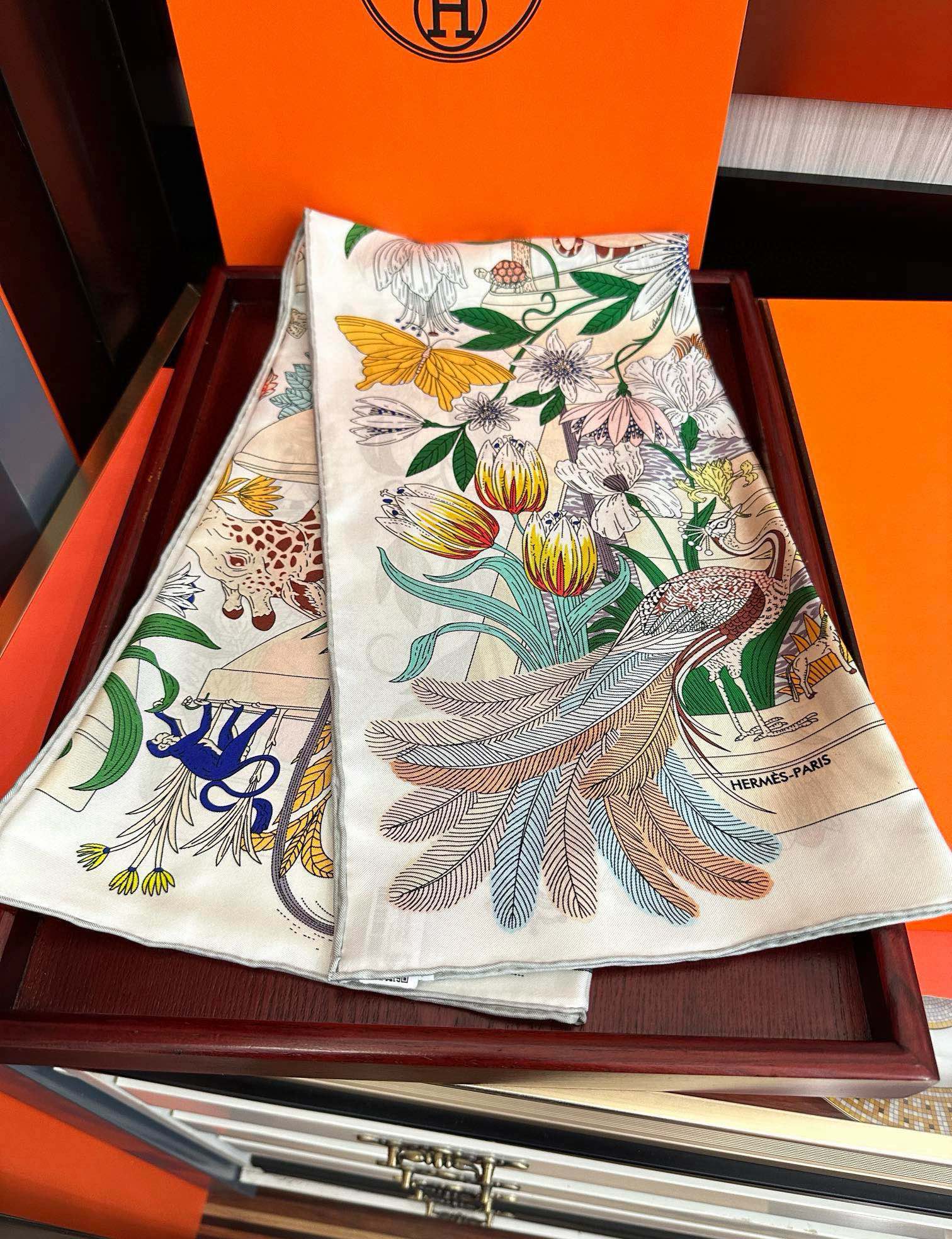 高版本🔥HERMES 【珍奇乐园】[太阳]精致卷边[嘴唇]品质感很显好[得意]好搭到上瘾的丝巾[色]带着