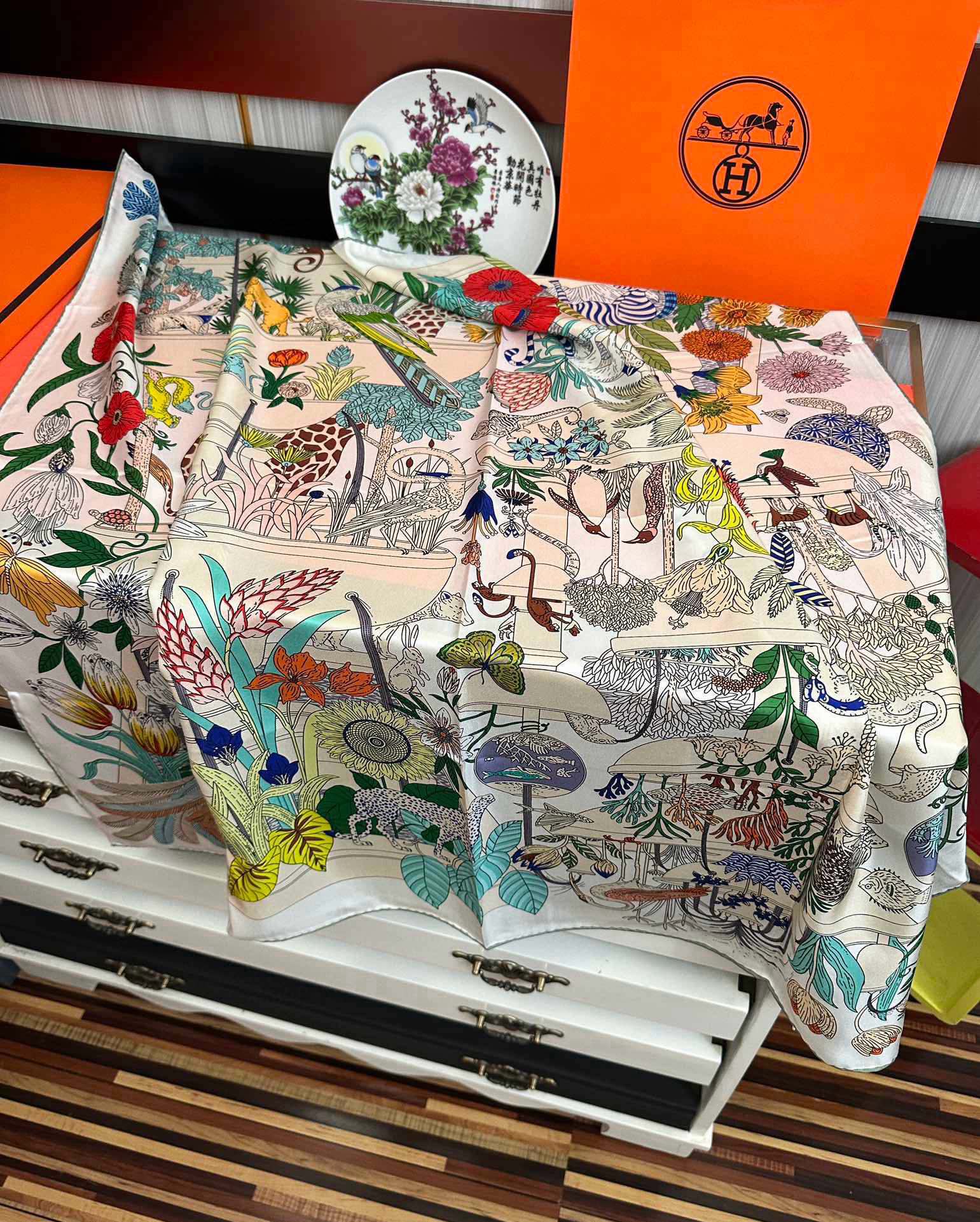 高版本🔥HERMES 【珍奇乐园】[太阳]精致卷边[嘴唇]品质感很显好[得意]好搭到上瘾的丝巾[色]带着