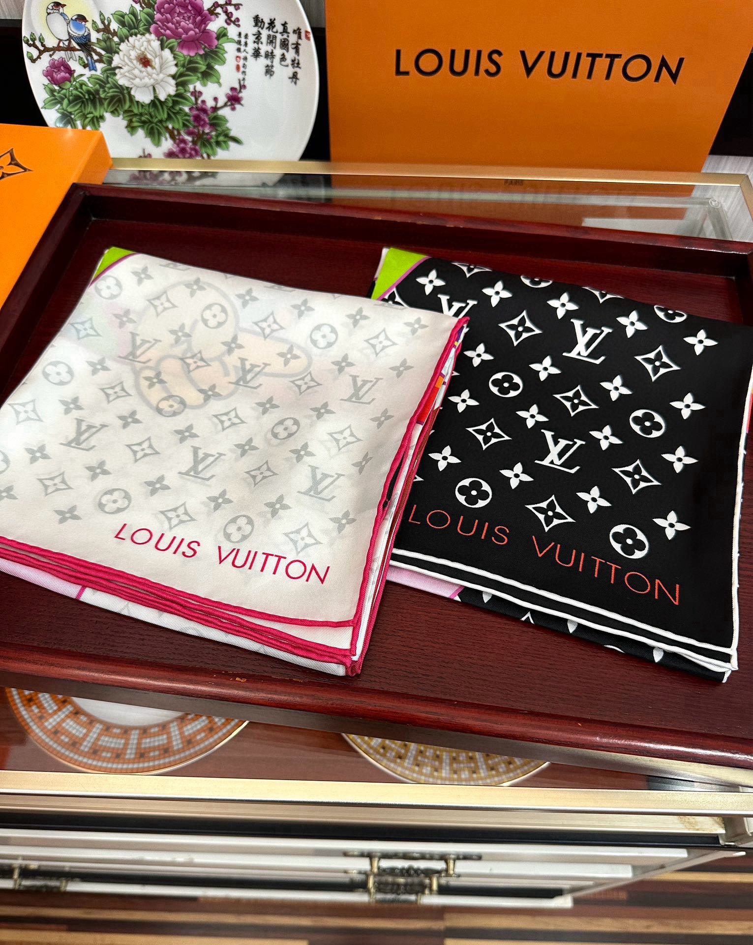 🔥新品LV专柜同步【18mm双面同色】太美了[庆祝]“L家”90典藏方巾通过别致的经典色彩向原创设计致敬