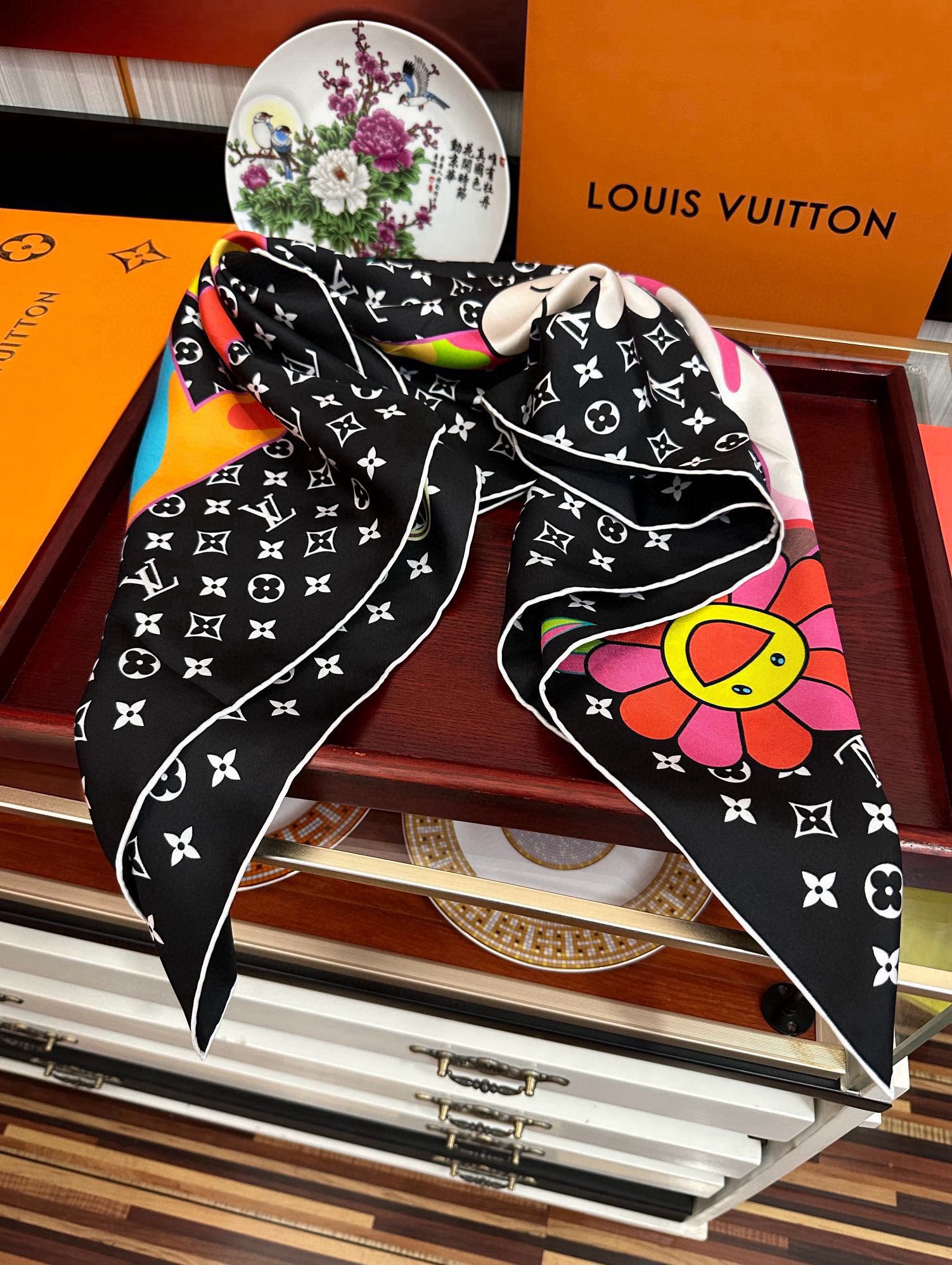 🔥新品LV专柜同步【18mm双面同色】太美了[庆祝]“L家”90典藏方巾通过别致的经典色彩向原创设计致敬