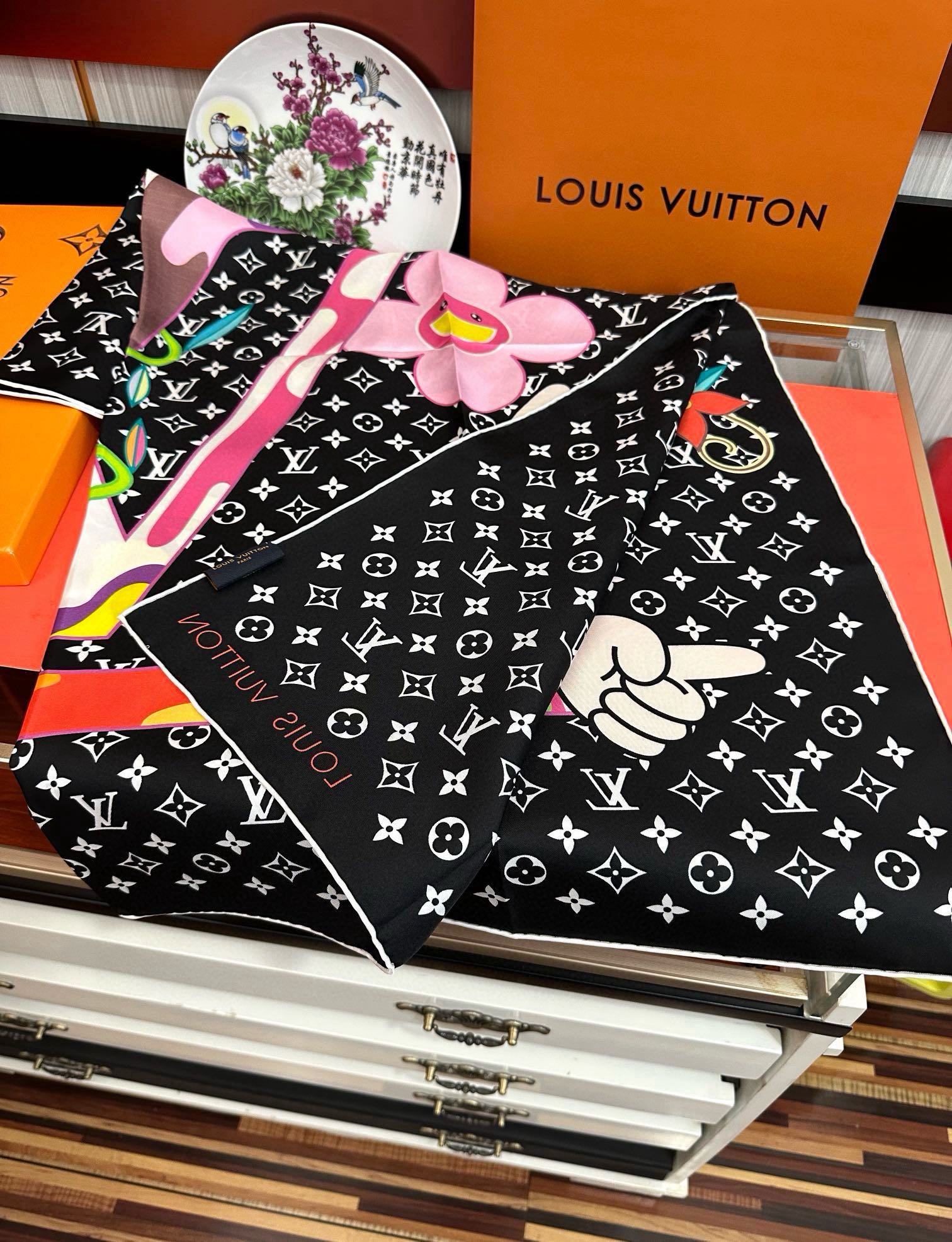 🔥新品LV专柜同步【18mm双面同色】太美了[庆祝]“L家”90典藏方巾通过别致的经典色彩向原创设计致敬