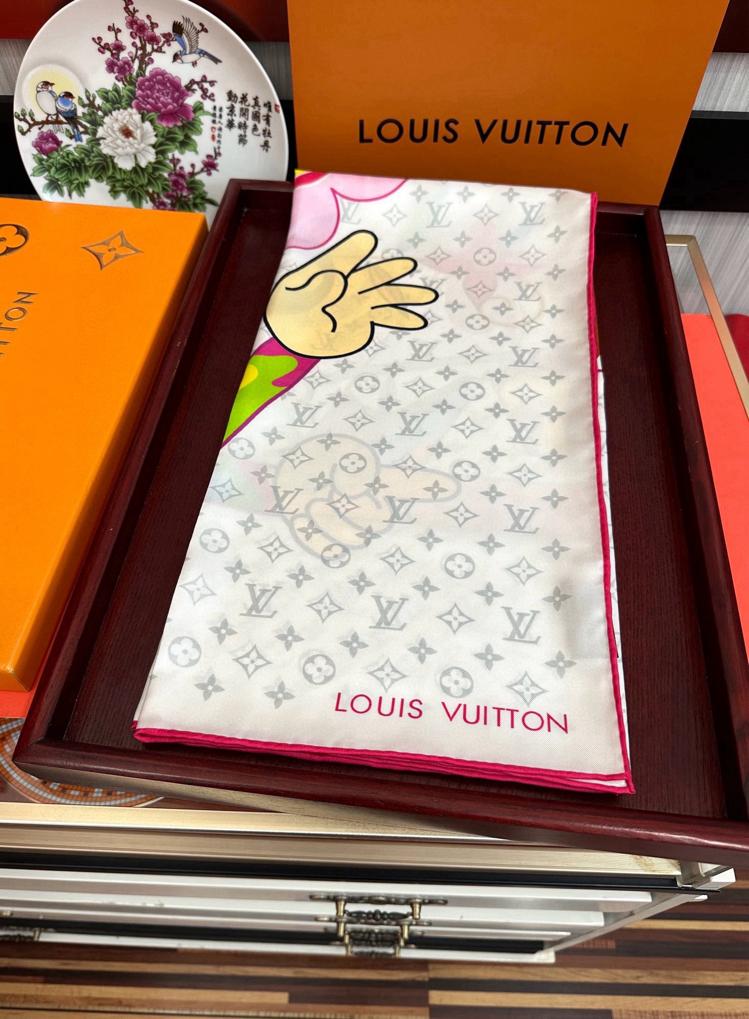 🔥新品LV专柜同步【18mm双面同色】太美了[庆祝]“L家”90典藏方巾通过别致的经典色彩向原创设计致敬