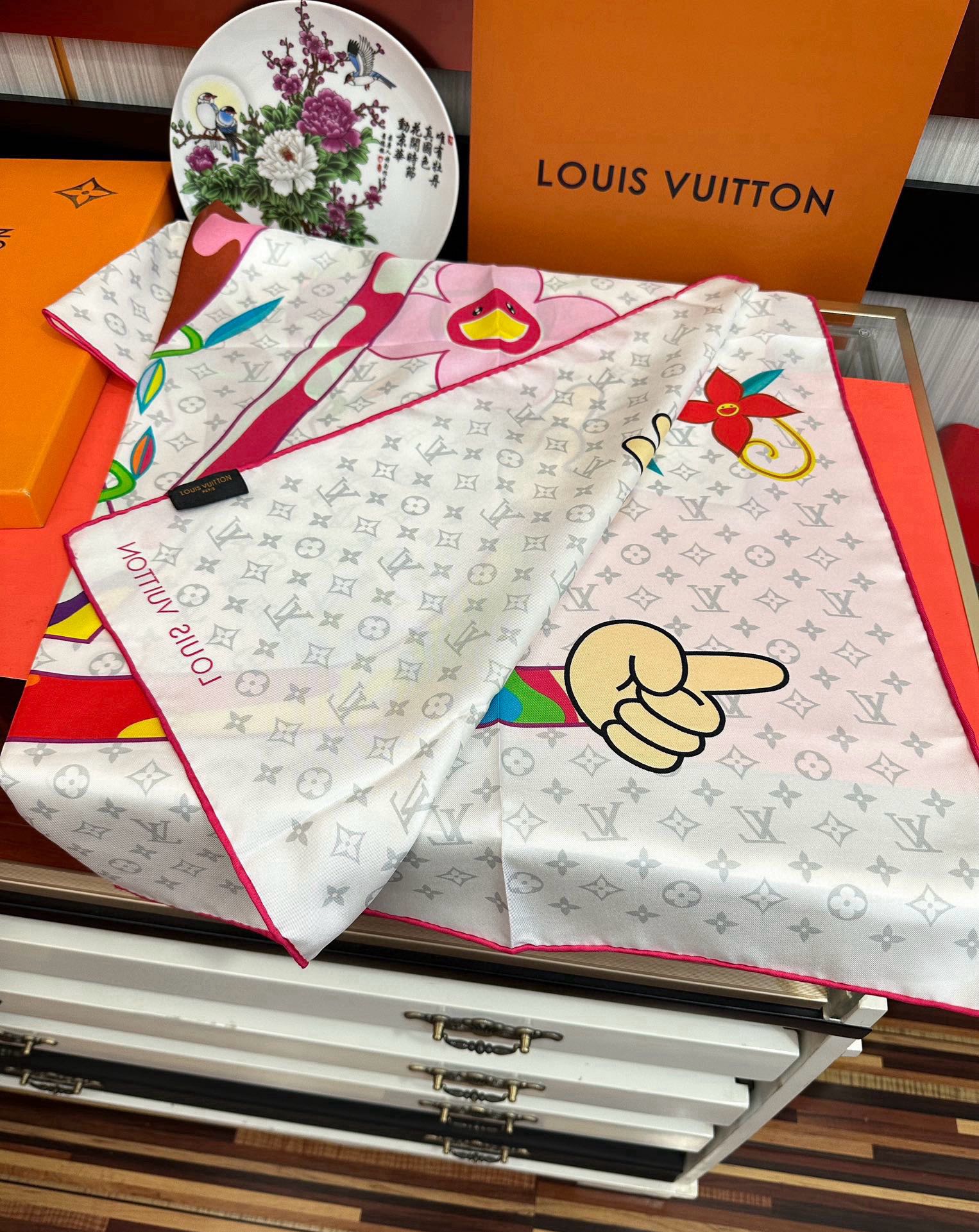 🔥新品LV专柜同步【18mm双面同色】太美了[庆祝]“L家”90典藏方巾通过别致的经典色彩向原创设计致敬