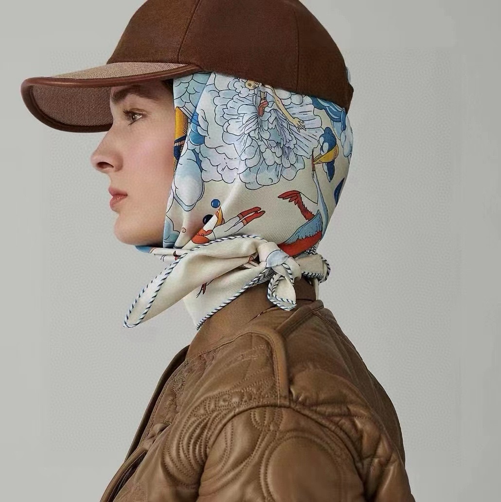 NO:581290,The high version 2025 'My Everything in the Clouds' is designed like a dreamy invitation [Celebration] This scarf is full of childishness [Fa] Imaginative and takes you to the sky, the excitement of the clouds and the deep tranquility of the seabed [呑ya] The clouds and clouds are filled with a free and dreamy atmosphere [Proud] Elegant and childlike [Color] The color scheme is full of high-end sense [Happy] Recommended for gifts and personal use Size: 90x90, material: real silk, 3 colors high version scarf, high version scarf, real silk19860909高版本2025 《我的云间万象》设计犹如梦幻的邀约[庆祝]这条丝巾充满了童趣[發]富有想象带你傲游天际云端热闹又能感受海底深邃宁静[呲牙]云卷云舒都洋溢着自由梦幻的气息[得意] 优雅童趣[色]配色高级感十足[愉快]送礼自用都推荐 尺寸:90x90,材质:真丝,3色高版本围巾,高版本围巾,real silk,scarf