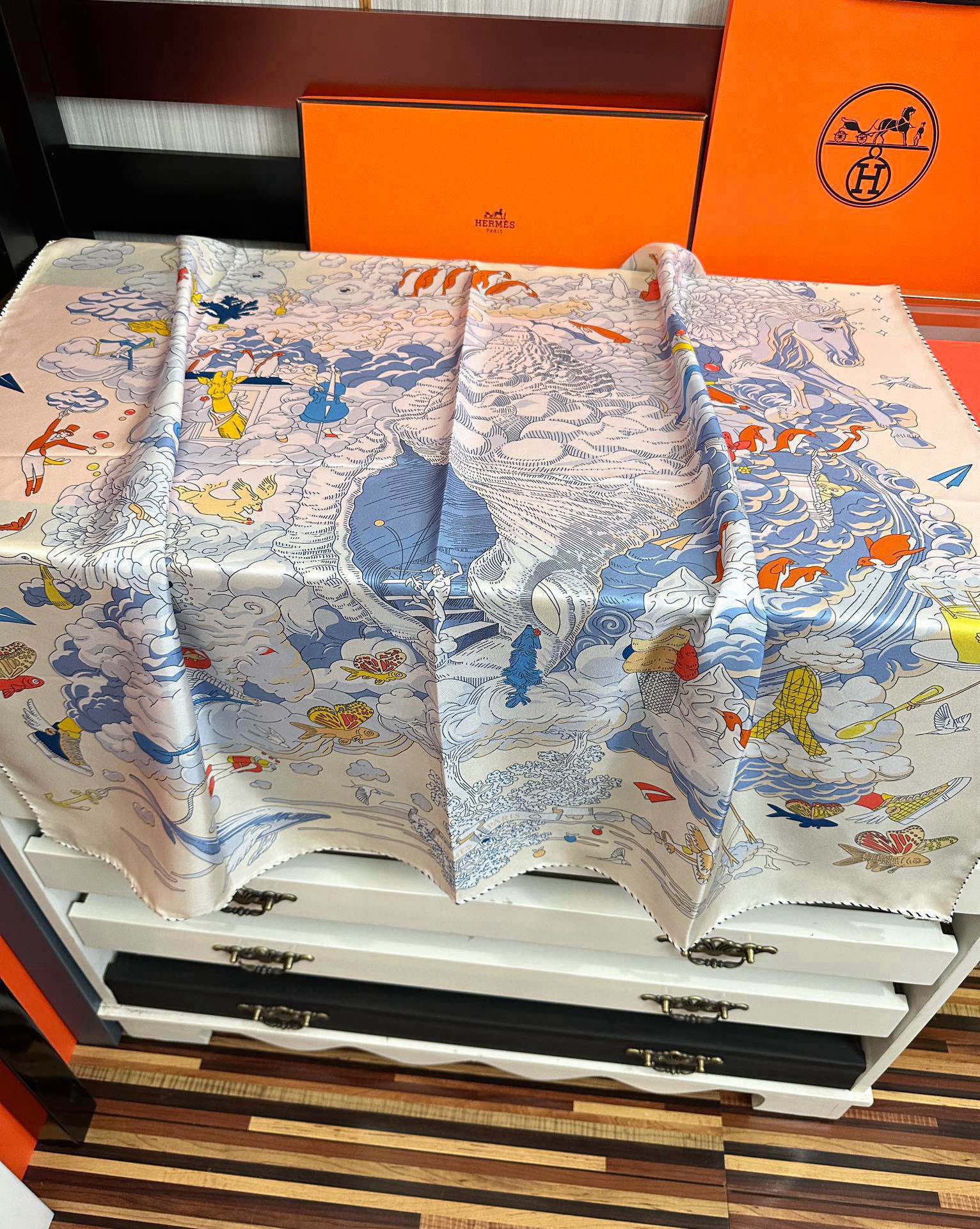 高版本2025𝐇𝐞𝐫𝐦𝐞𝐬 🔥《我的云间万象》设计犹如梦幻的邀约[庆祝]这条丝巾充满了童趣[發]富有想象