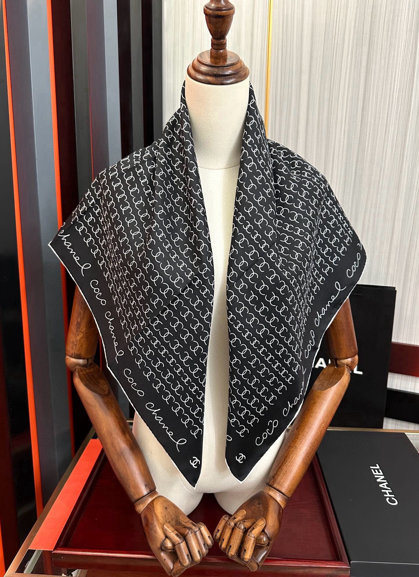 🔥高品质 香奈儿 【双C标志】太美了👍香奶奶永远都是比较经典[發]一条印有双C交织图案巧妙搭配[得意]简