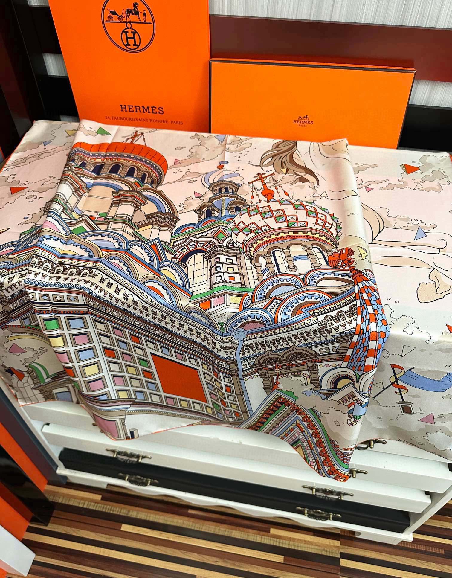 🔥高品质 爱马仕 2025新款太美了【骏马奔腾】精致手工卷边，买到都说好👍下手一定要快高端 大爱❤️女人