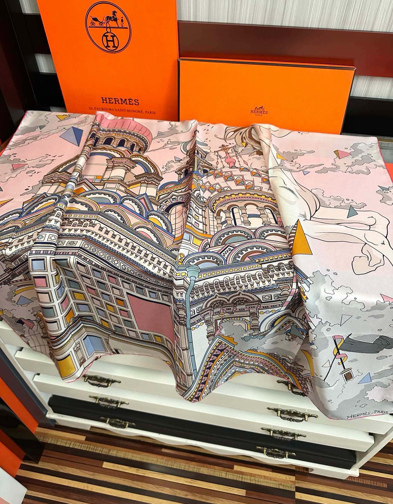 🔥高品质 爱马仕 2025新款太美了【骏马奔腾】精致手工卷边，买到都说好👍下手一定要快高端 大爱❤️女人