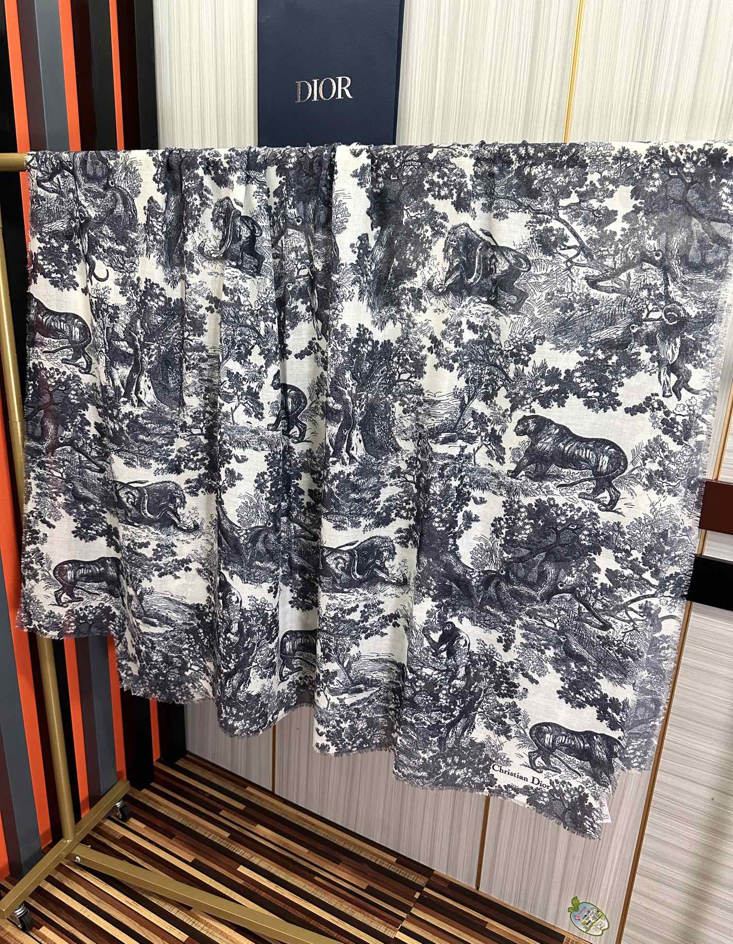 迪奥🔥最新款伊如动物丛林丝羊绒围巾长款披肩[嘴唇]太有品味了质感有腔调[强]D招牌的动物元素高端丝绒正反