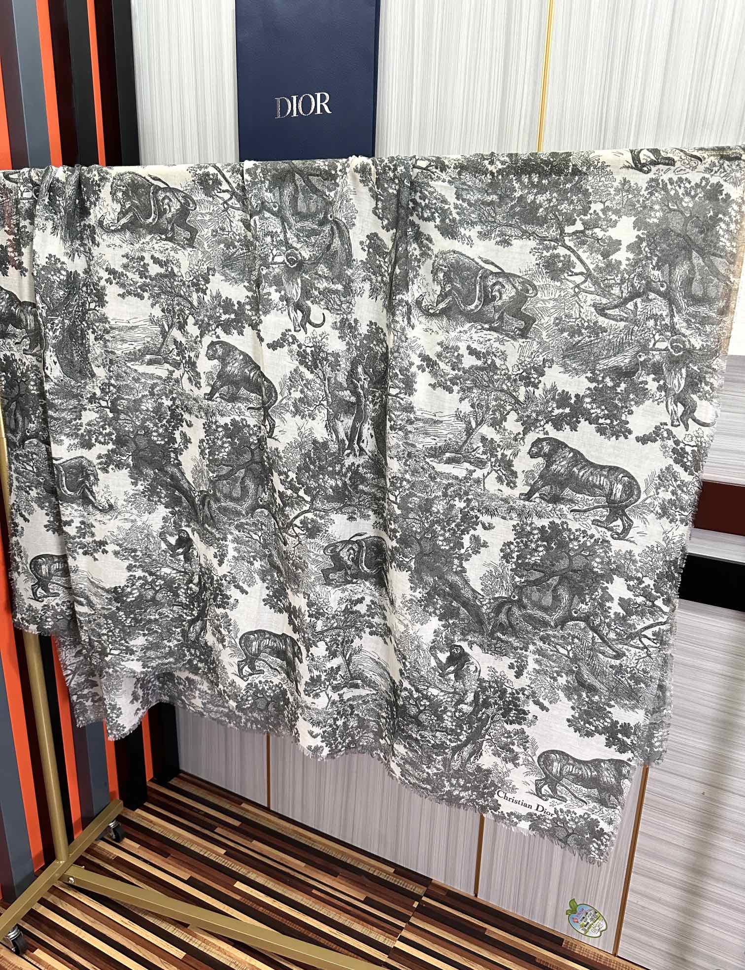 迪奥🔥最新款伊如动物丛林丝羊绒围巾长款披肩[嘴唇]太有品味了质感有腔调[强]D招牌的动物元素高端丝绒正反