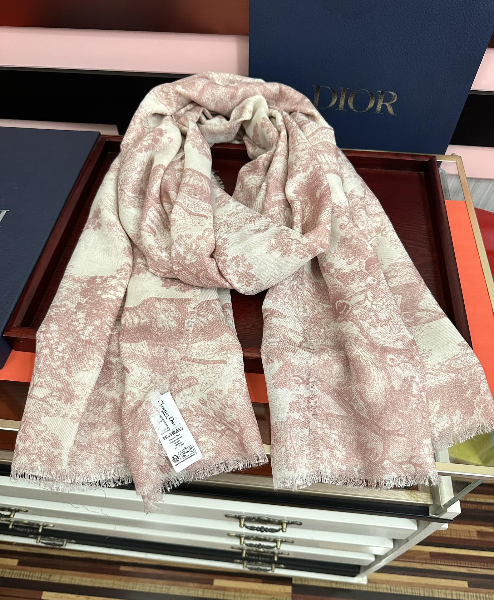 迪奥🔥最新款伊如动物丛林丝羊绒围巾长款披肩[嘴唇]太有品味了质感有腔调[强]D招牌的动物元素高端丝绒正反