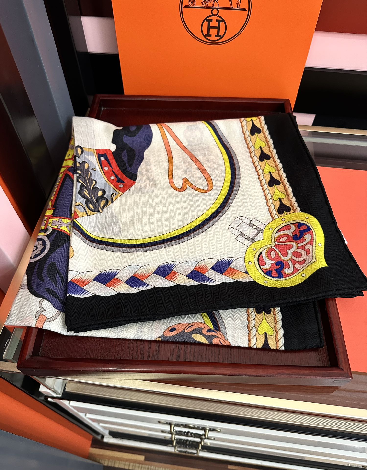 。上新 爱马仕【骏马奔腾】ZG同步 秋冬新款[爱心]新一季丝巾采购清单估计各位养马人们已经列好了[太阳]