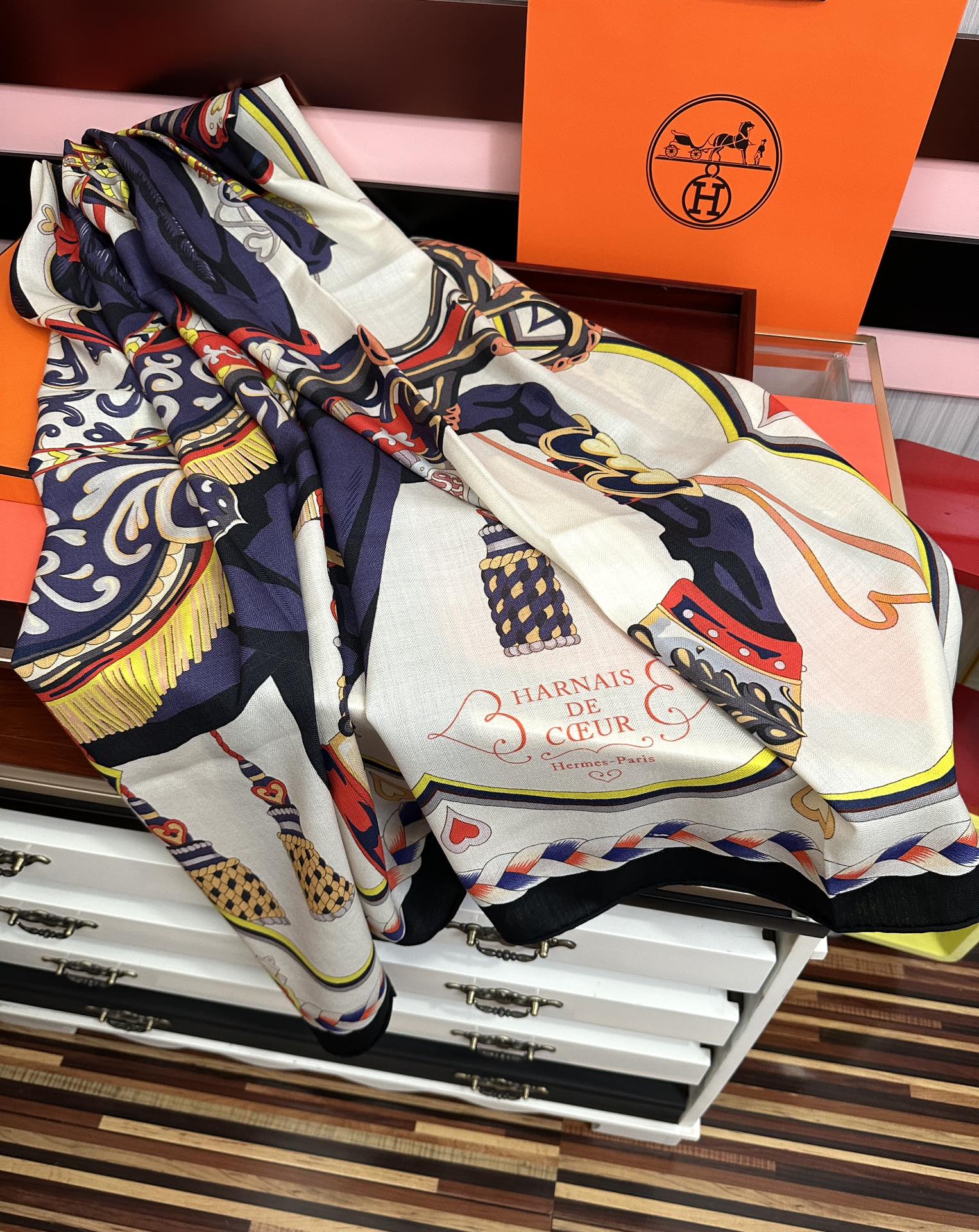 。上新 爱马仕【骏马奔腾】ZG同步 秋冬新款[爱心]新一季丝巾采购清单估计各位养马人们已经列好了[太阳]