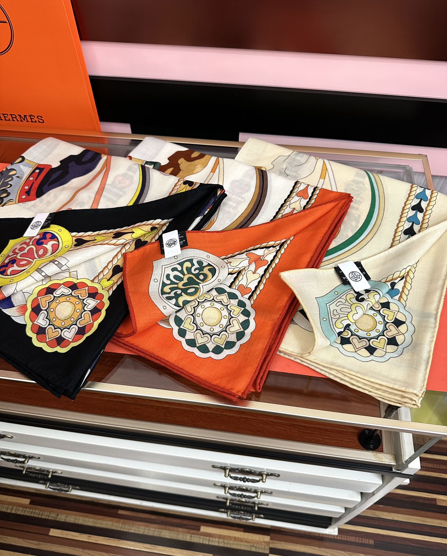 。上新 爱马仕【骏马奔腾】ZG同步 秋冬新款[爱心]新一季丝巾采购清单估计各位养马人们已经列好了[太阳]