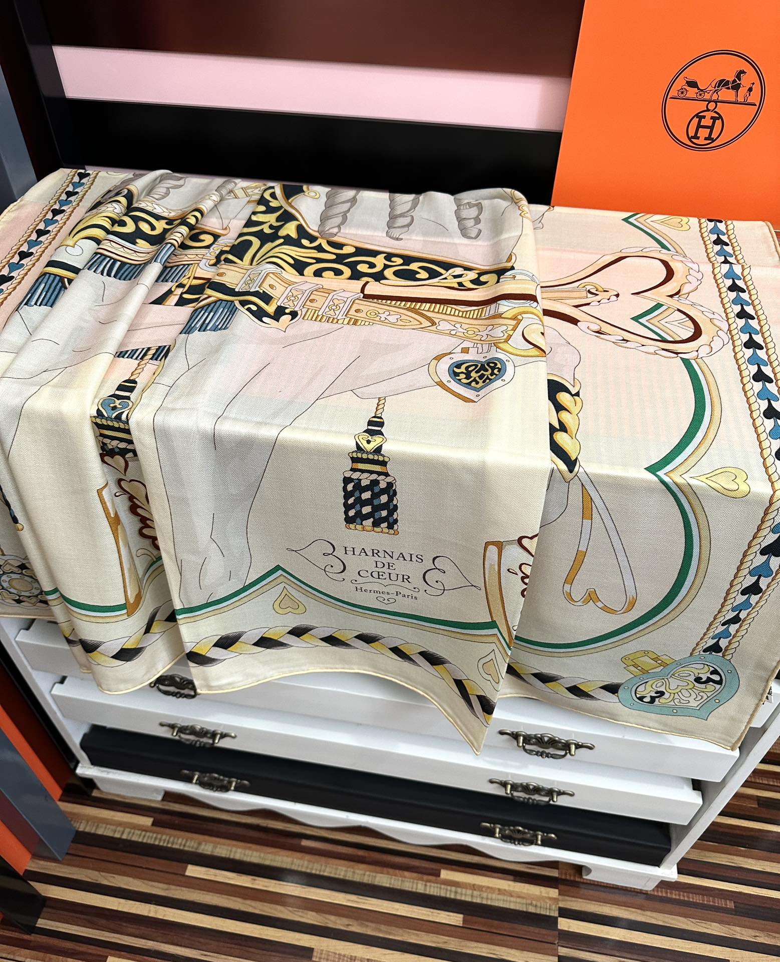 。上新 爱马仕【骏马奔腾】ZG同步 秋冬新款[爱心]新一季丝巾采购清单估计各位养马人们已经列好了[太阳]