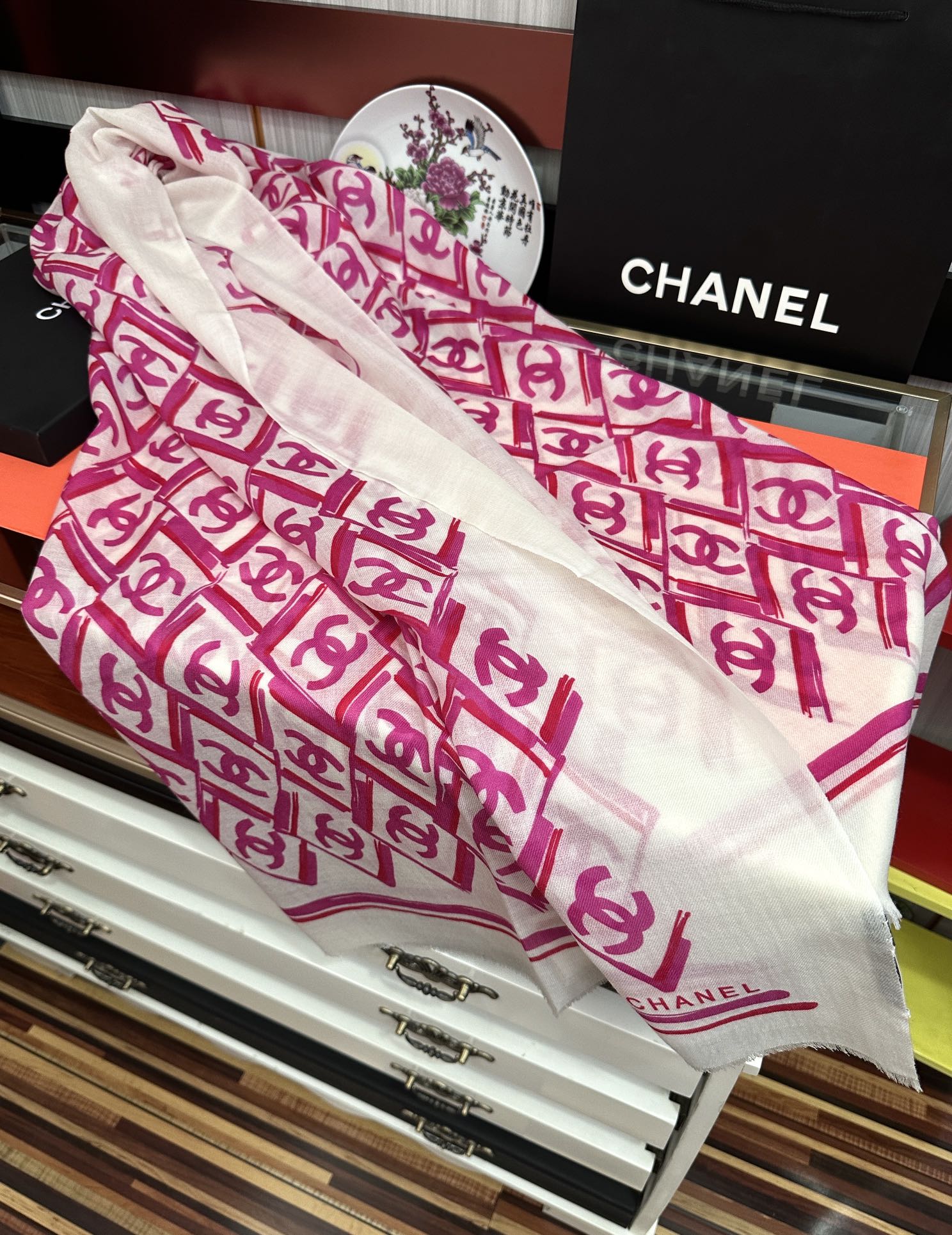 新款 小香2025最新款[爱心]真心赞👍【双c羊绒长巾】😘💍实物真心美 🎀披肩配以印花💓💃🏻无论设计喷绘