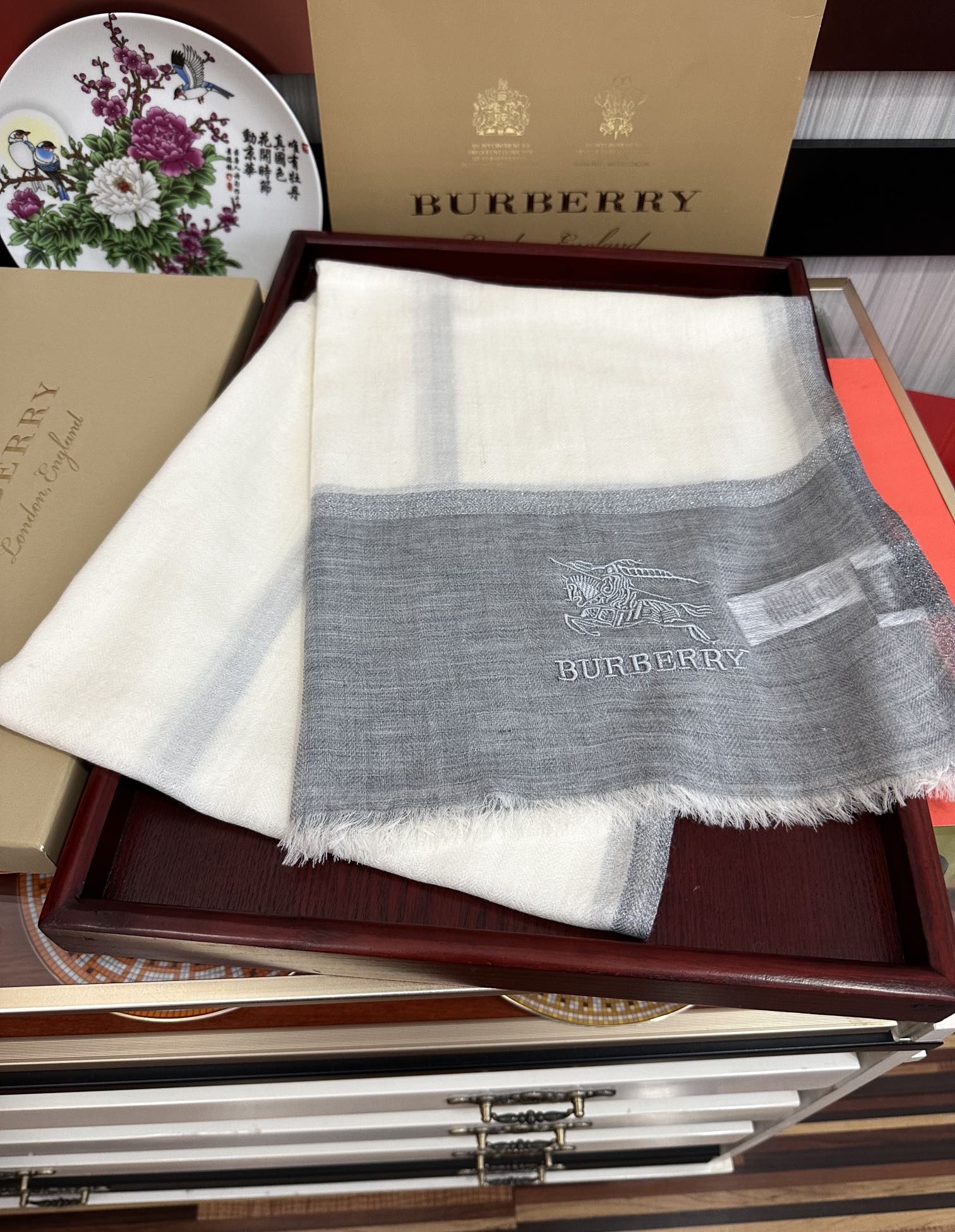 上新🔥 巴宝莉👍重磅推荐🎀太美了👓火爆N年的格子，人人都喜欢💕时潮人都有好几条巴家围巾放在衣橱，🧣换条围